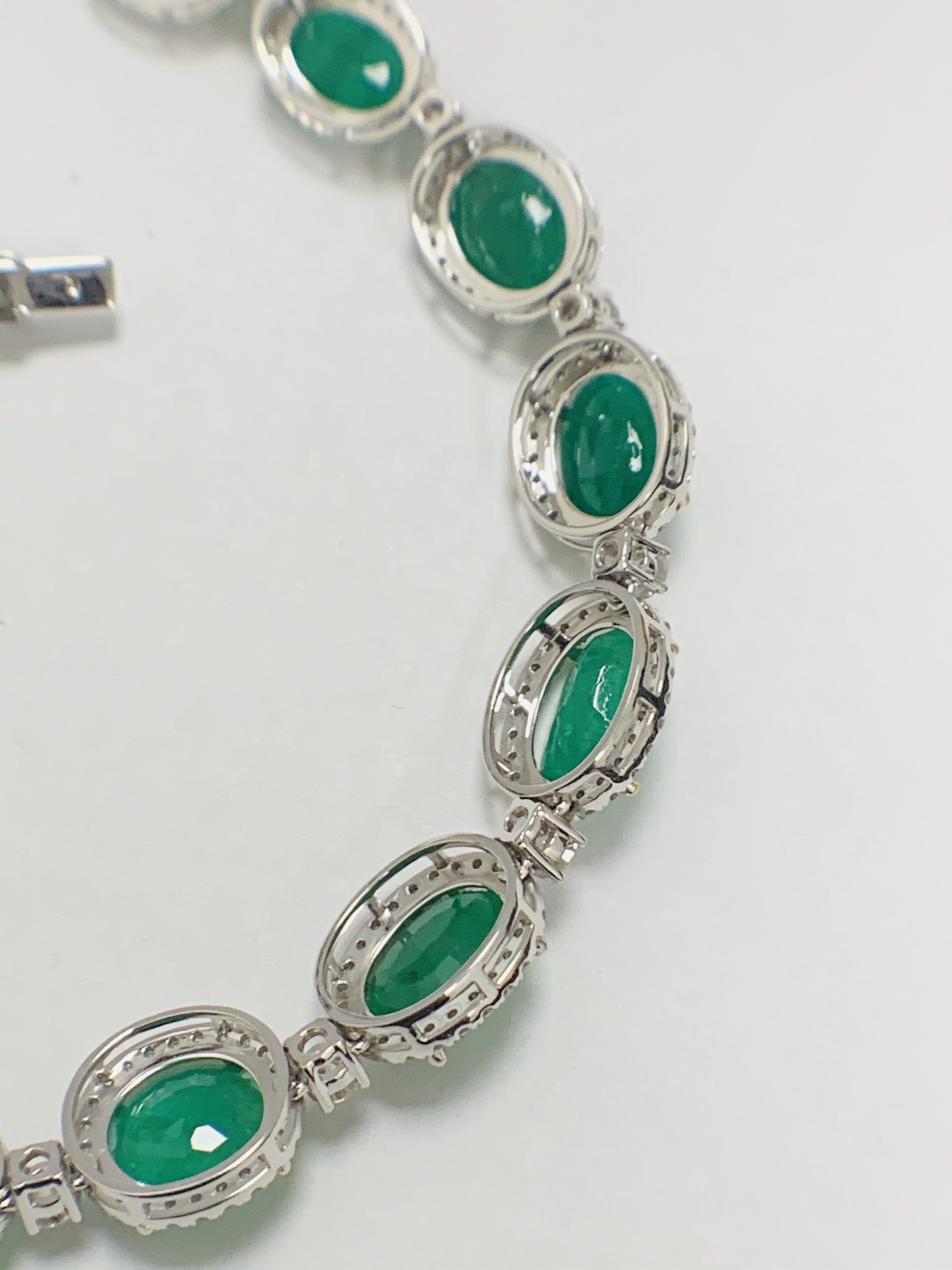 Platinum and Yellow Gold Emerald and Diamond necklace featuring, 29 oval cut, light to deep green Em - Image 17 of 36