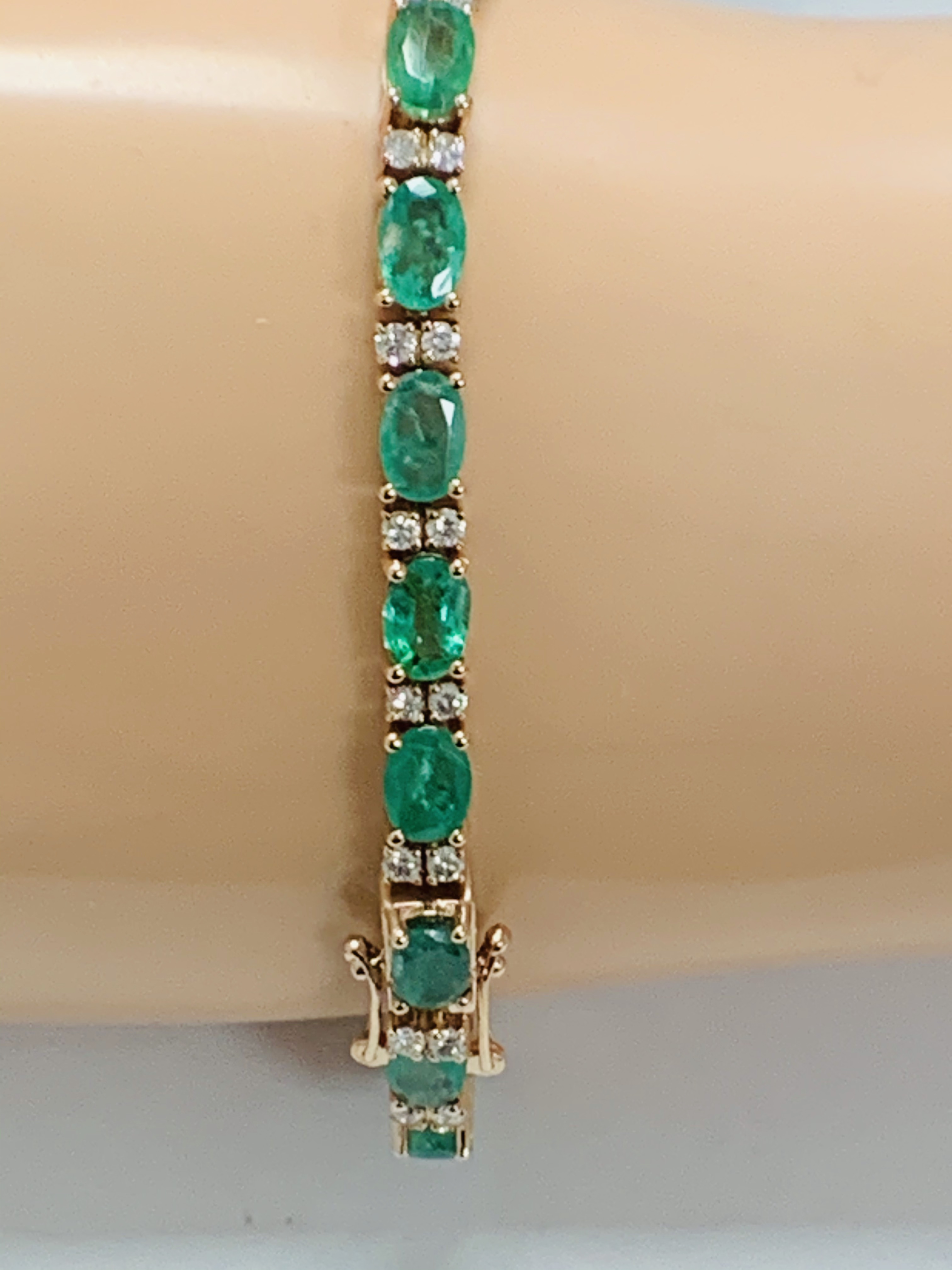 14ct Rose Gold Emerald and Diamond bracelet featuring, 21 oval cut, light green Emeralds (9.03ct TSW - Image 14 of 19