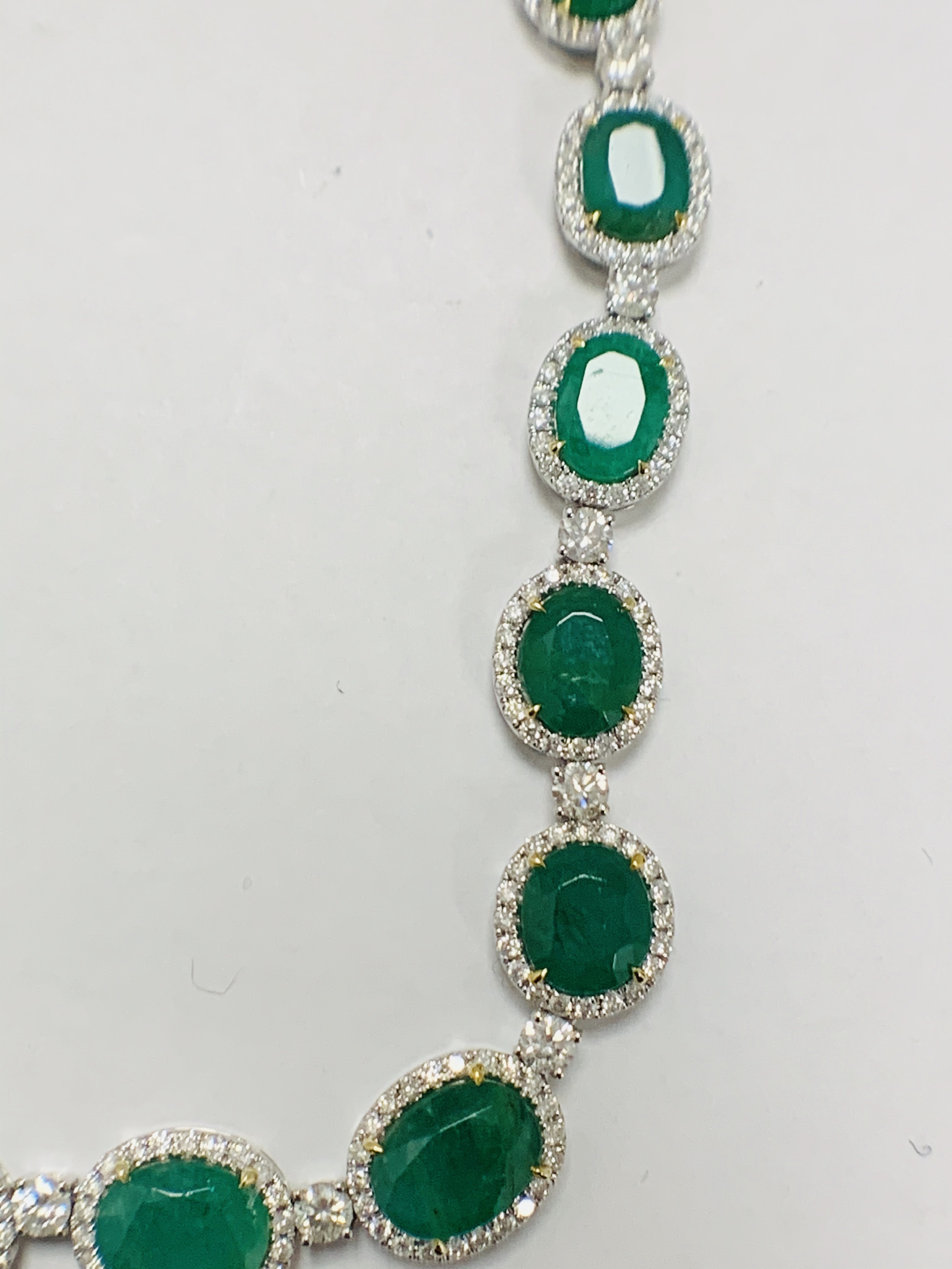 Platinum and Yellow Gold Emerald and Diamond necklace featuring, 29 oval cut, light to deep green Em - Image 29 of 36