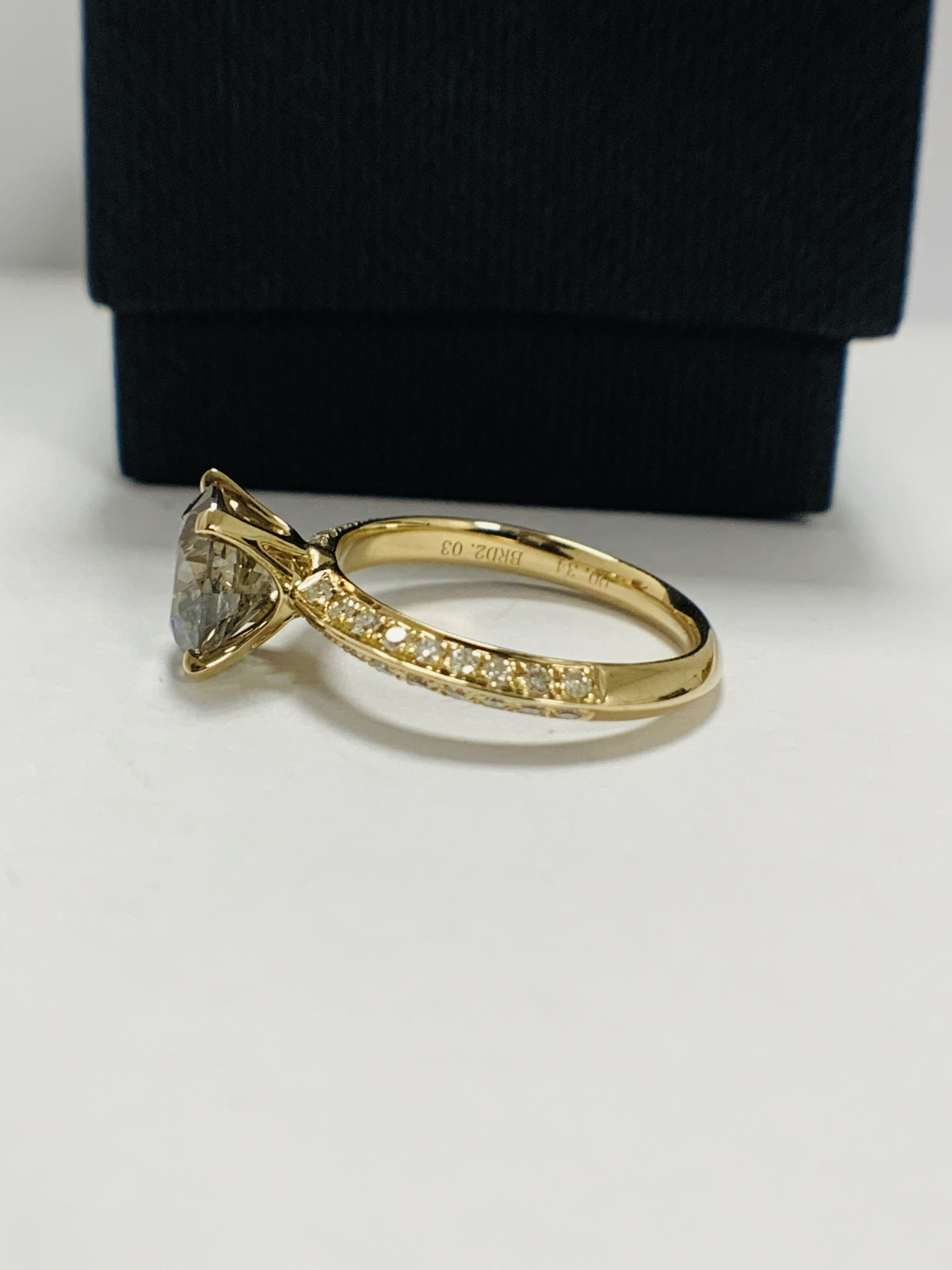 14ct Yellow Gold Diamond ring featuring centre, round brilliant cut, cognac Diamond (2.03ct), claw s - Image 5 of 13