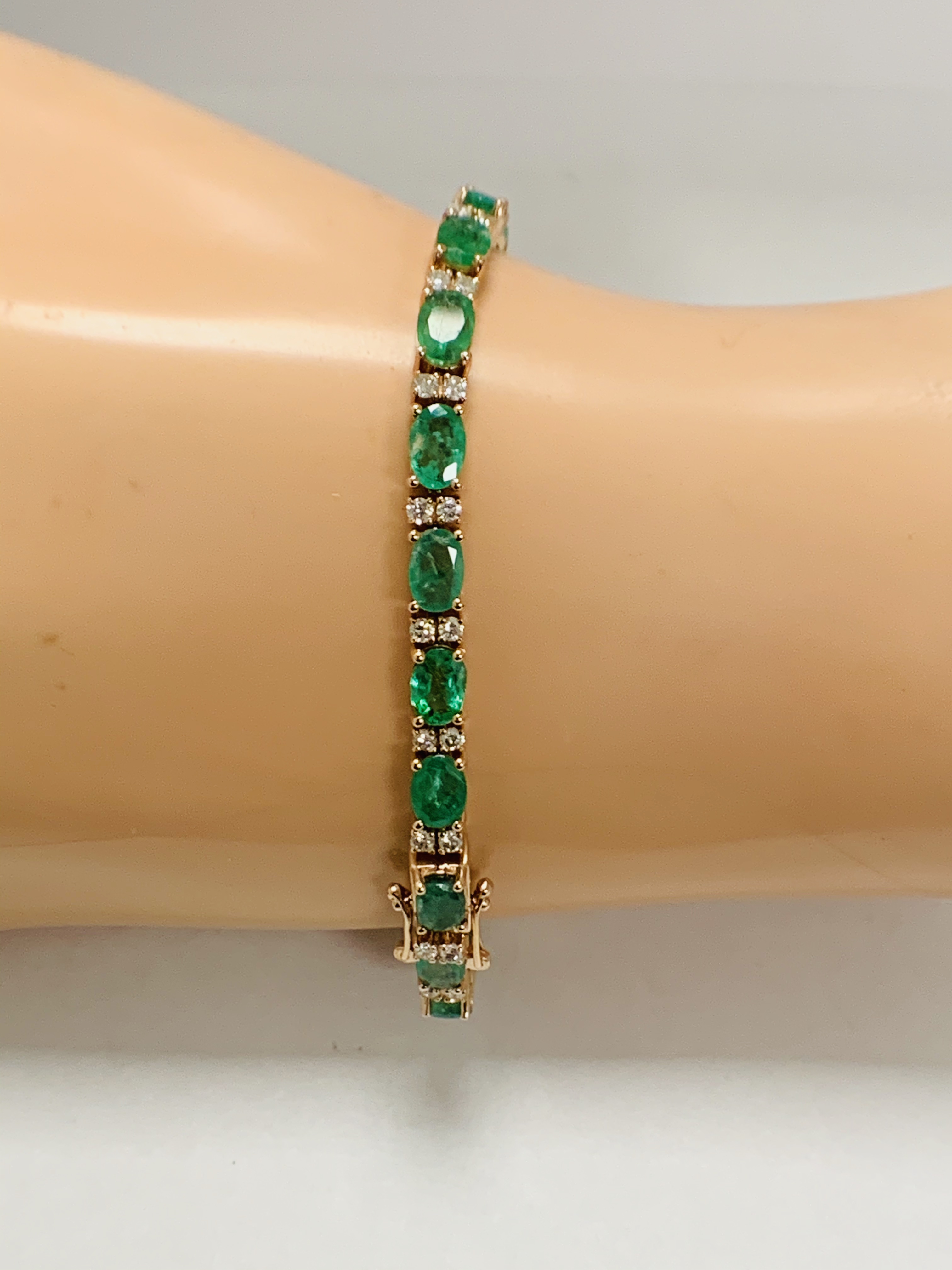 14ct Rose Gold Emerald and Diamond bracelet featuring, 21 oval cut, light green Emeralds (9.03ct TSW - Image 16 of 19