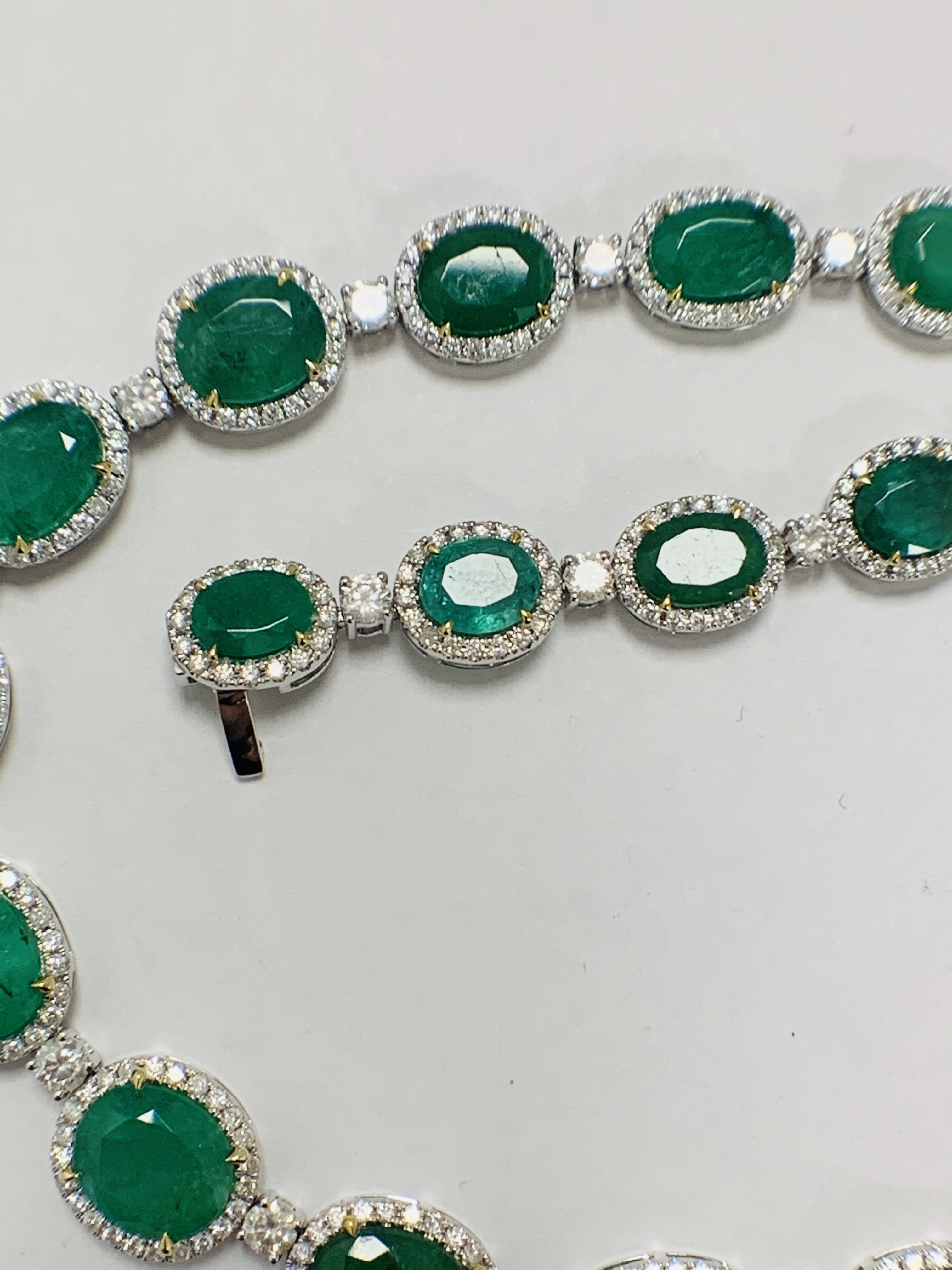Platinum and Yellow Gold Emerald and Diamond necklace featuring, 29 oval cut, light to deep green Em - Image 11 of 36
