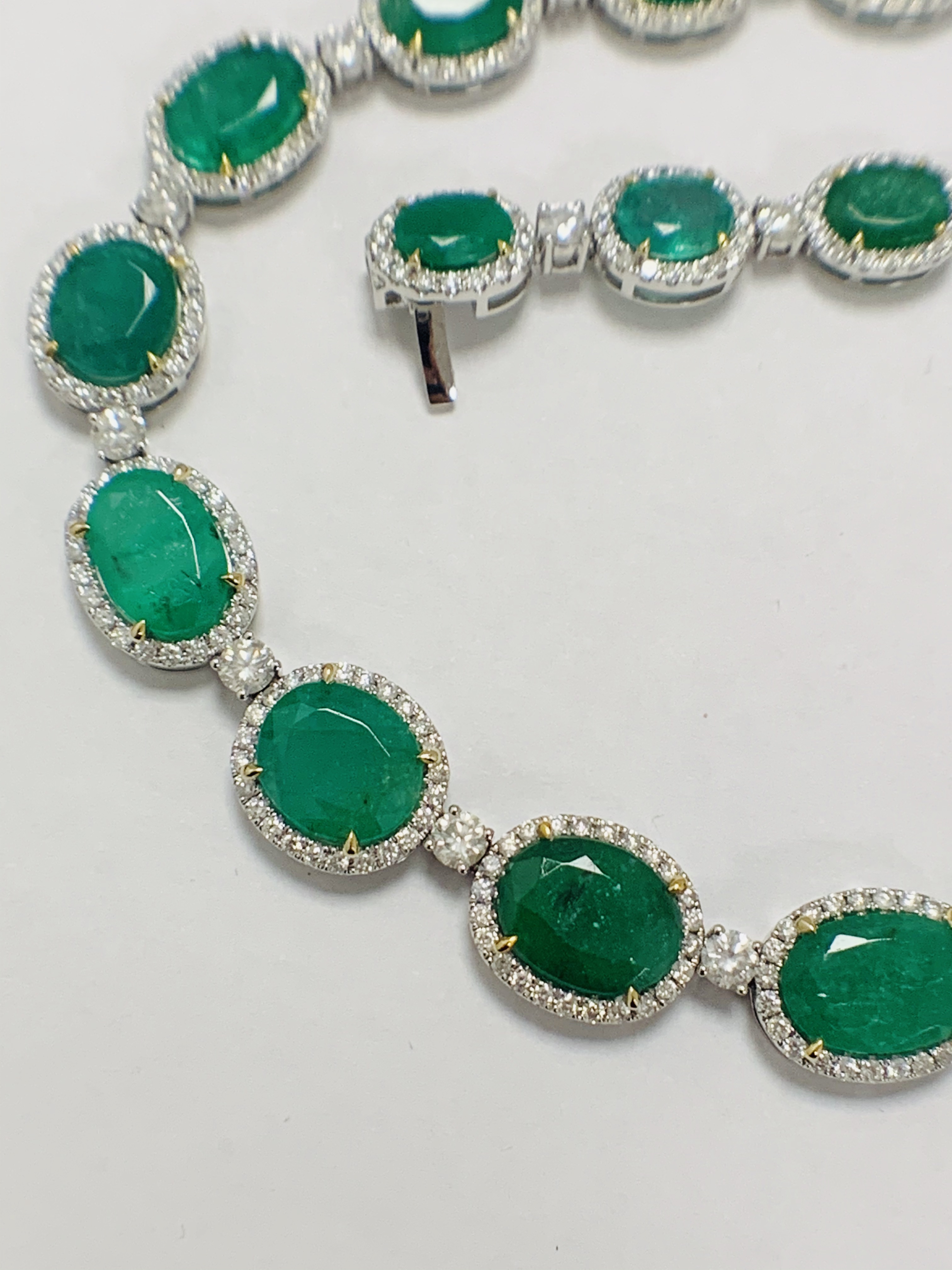 Platinum and Yellow Gold Emerald and Diamond necklace featuring, 29 oval cut, light to deep green Em - Image 10 of 36