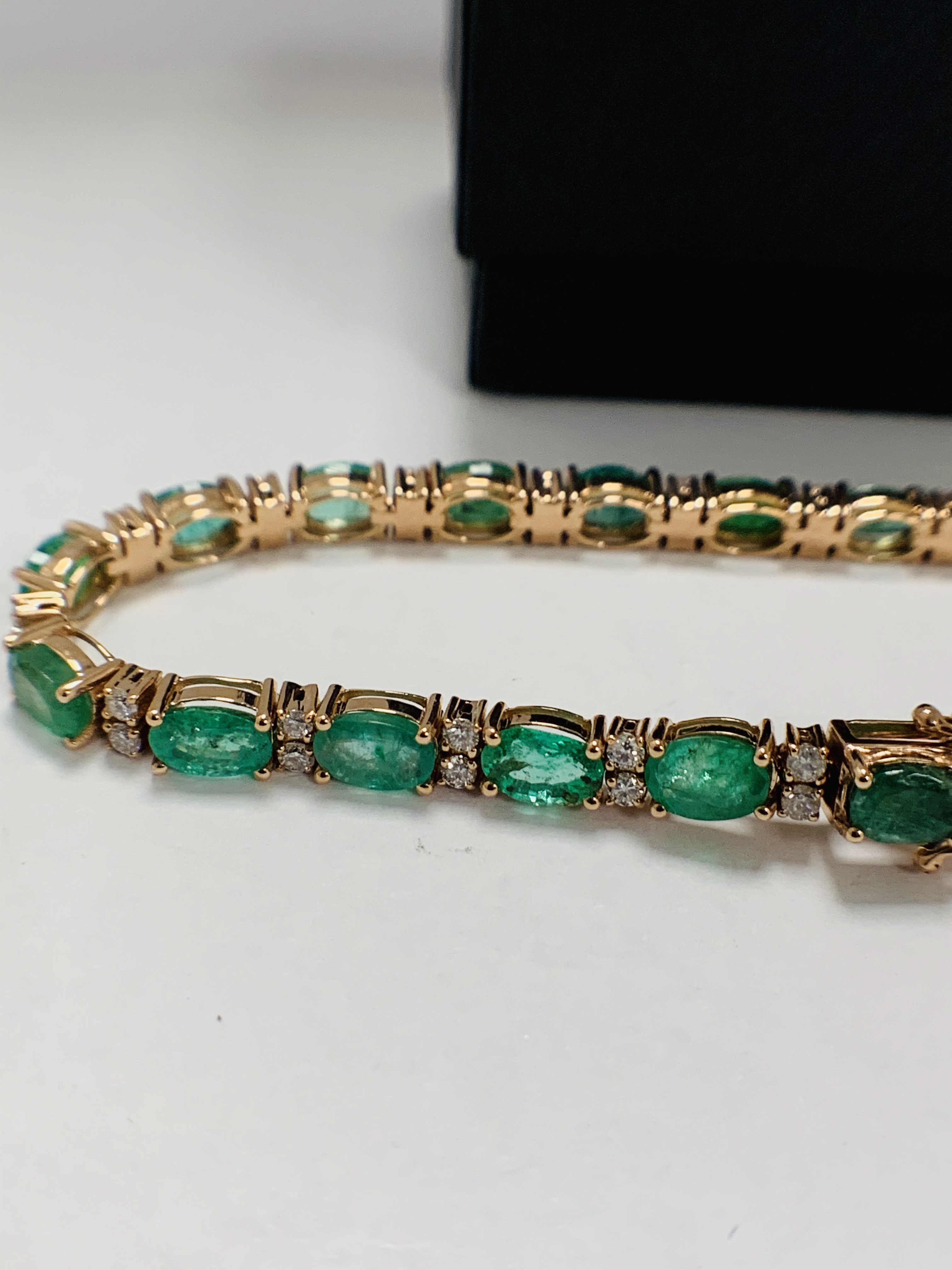 14ct Rose Gold Emerald and Diamond bracelet featuring, 21 oval cut, light green Emeralds (9.03ct TSW - Image 4 of 19