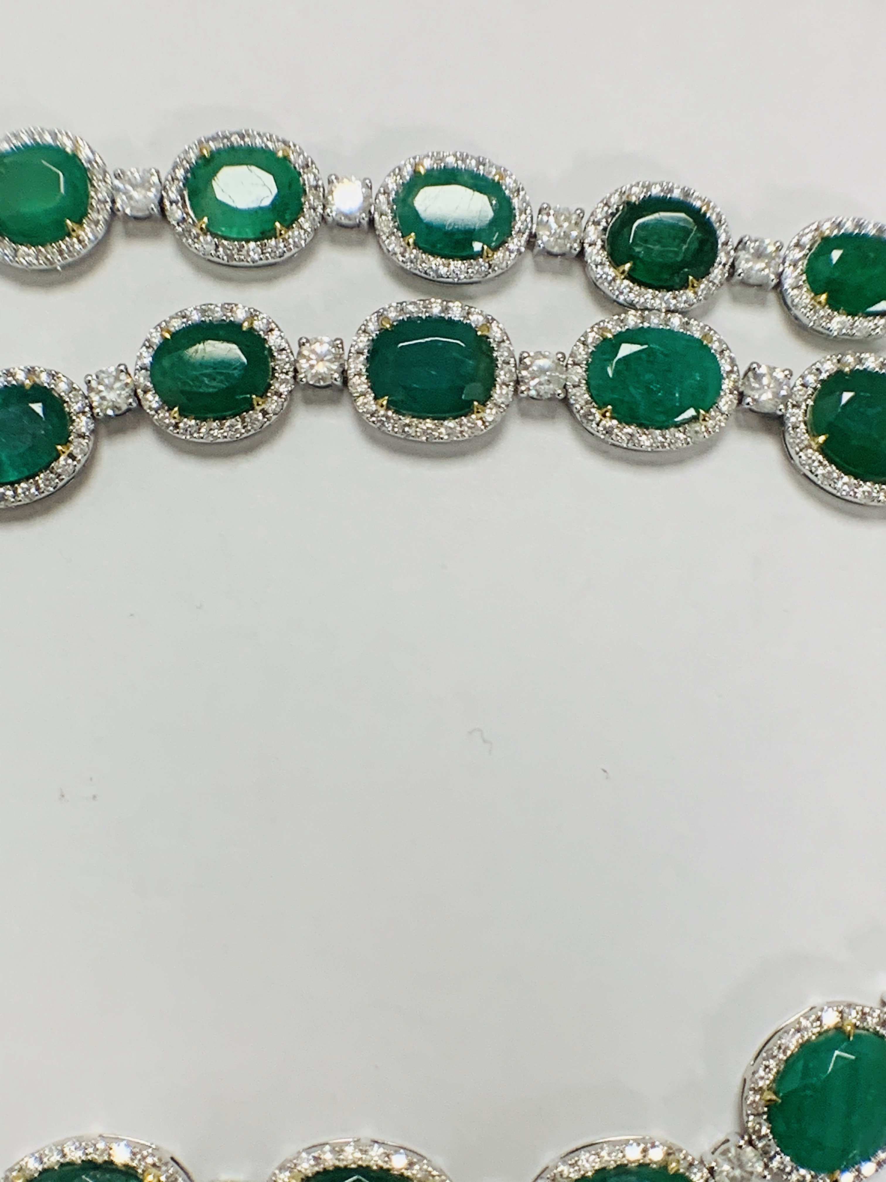 Platinum and Yellow Gold Emerald and Diamond necklace featuring, 29 oval cut, light to deep green Em - Image 12 of 36