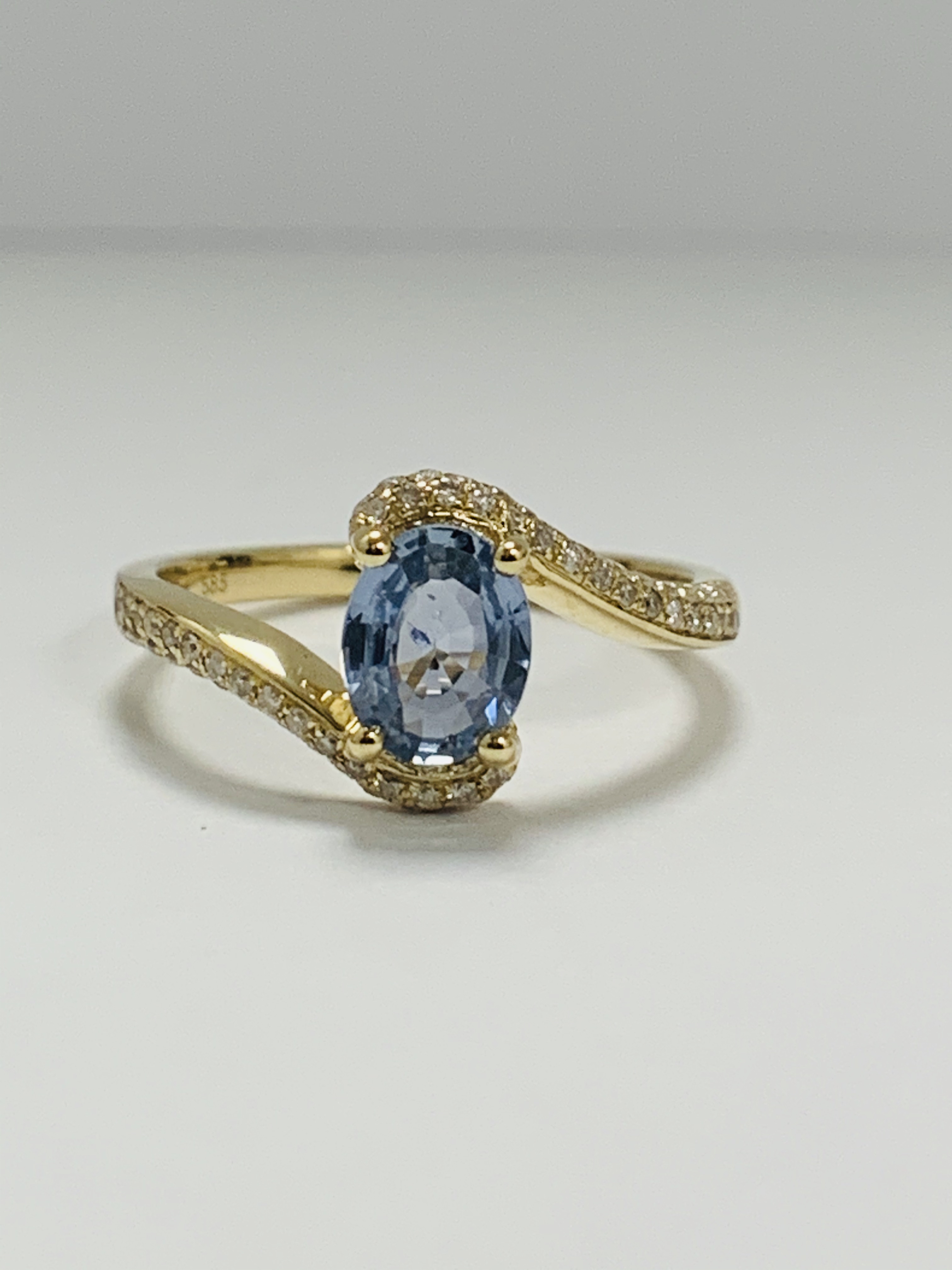 14ct Yellow Gold Sapphire and Diamond ring featuring centre, oval cut, light blue Sapphire (0.77ct), - Image 7 of 10