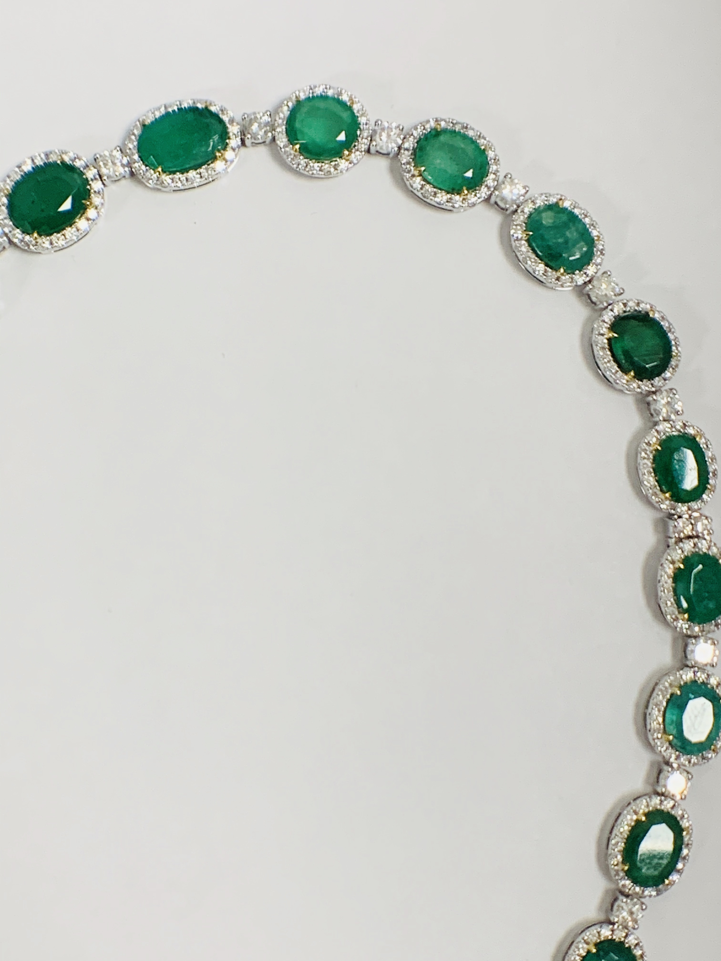 Platinum and Yellow Gold Emerald and Diamond necklace featuring, 29 oval cut, light to deep green Em - Image 5 of 36