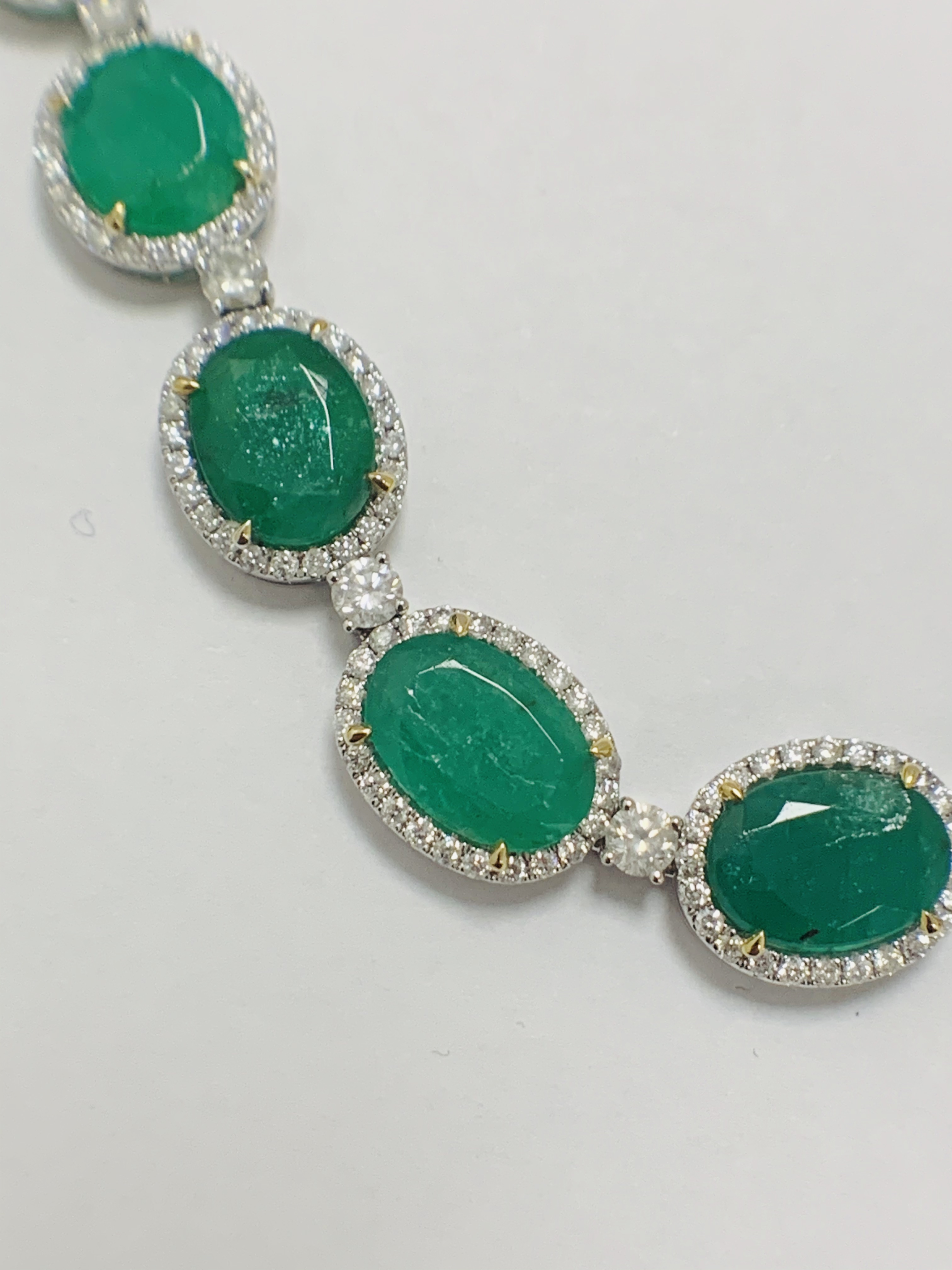 Platinum and Yellow Gold Emerald and Diamond necklace featuring, 29 oval cut, light to deep green Em - Image 21 of 36