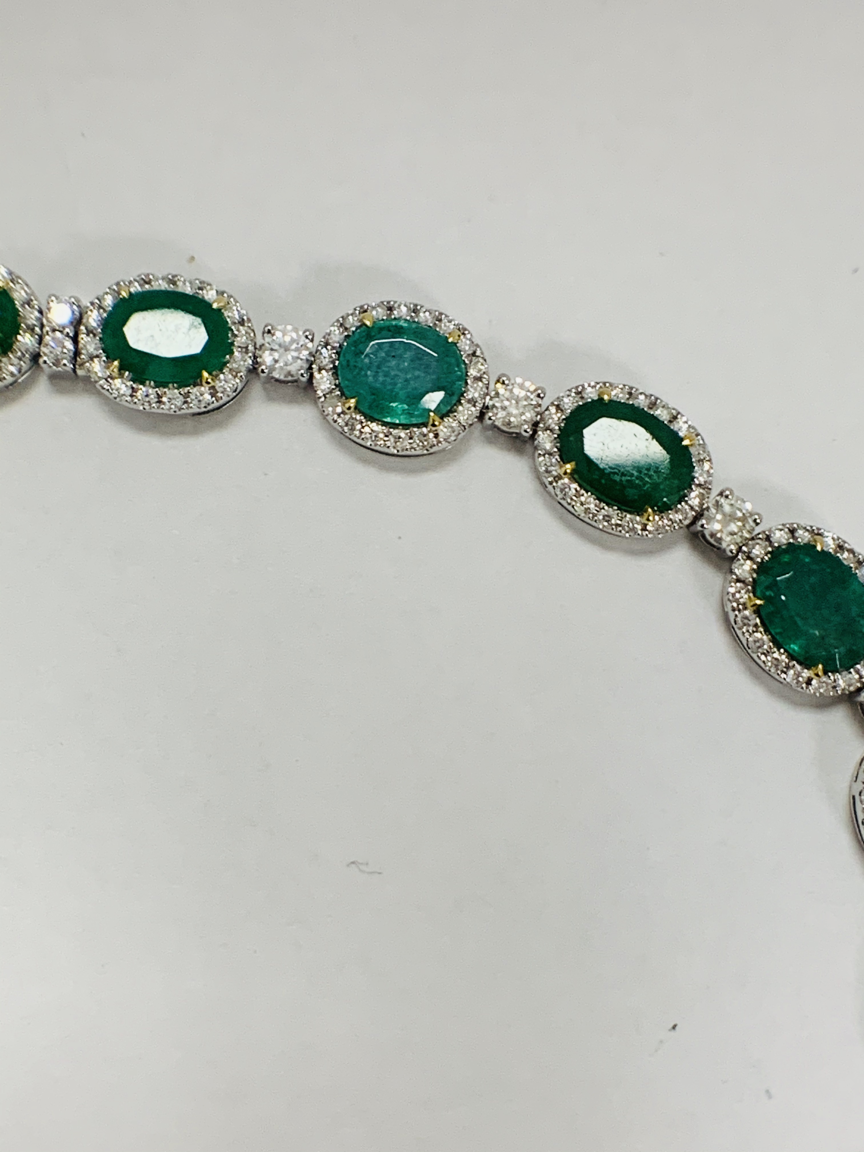 Platinum and Yellow Gold Emerald and Diamond necklace featuring, 29 oval cut, light to deep green Em - Image 27 of 36
