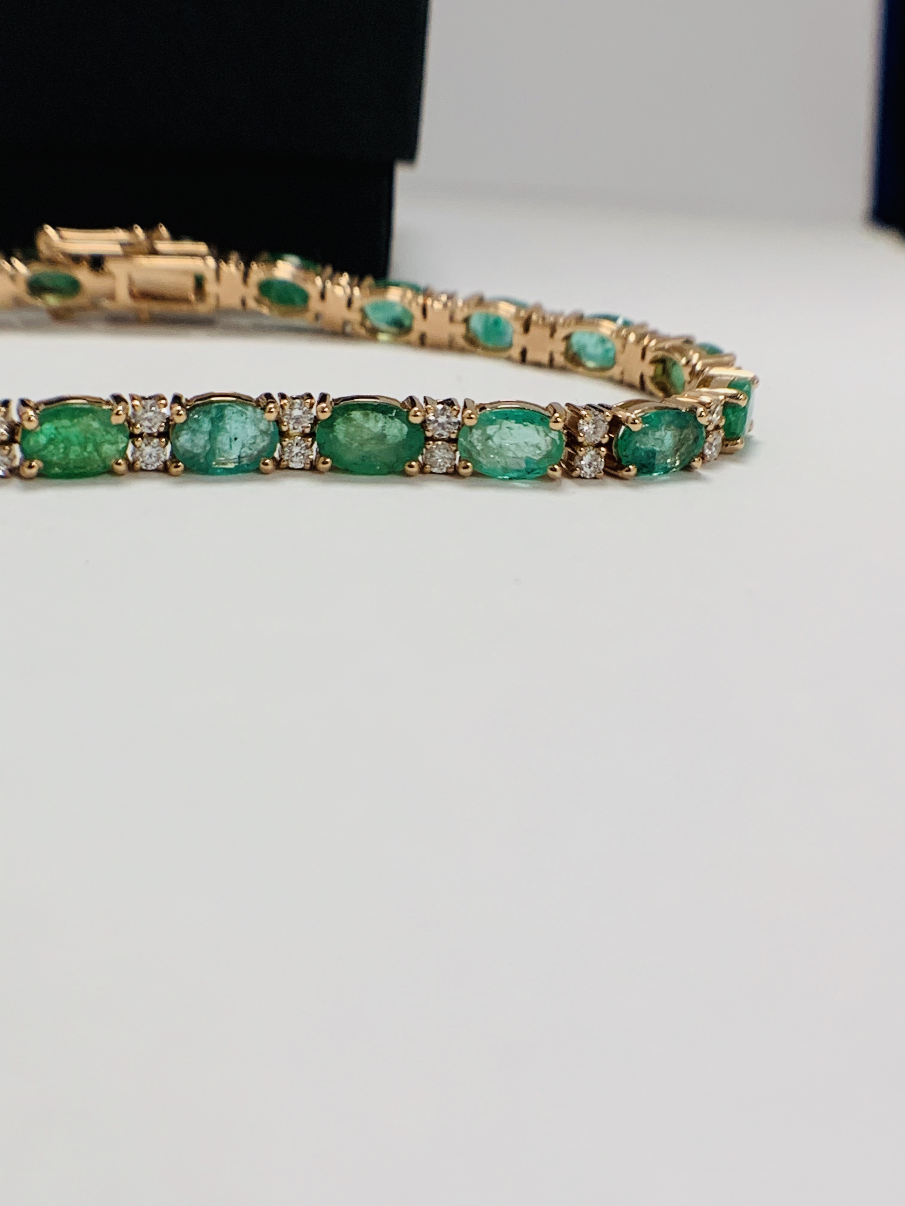 14ct Rose Gold Emerald and Diamond bracelet featuring, 21 oval cut, light green Emeralds (9.03ct TSW - Image 9 of 19