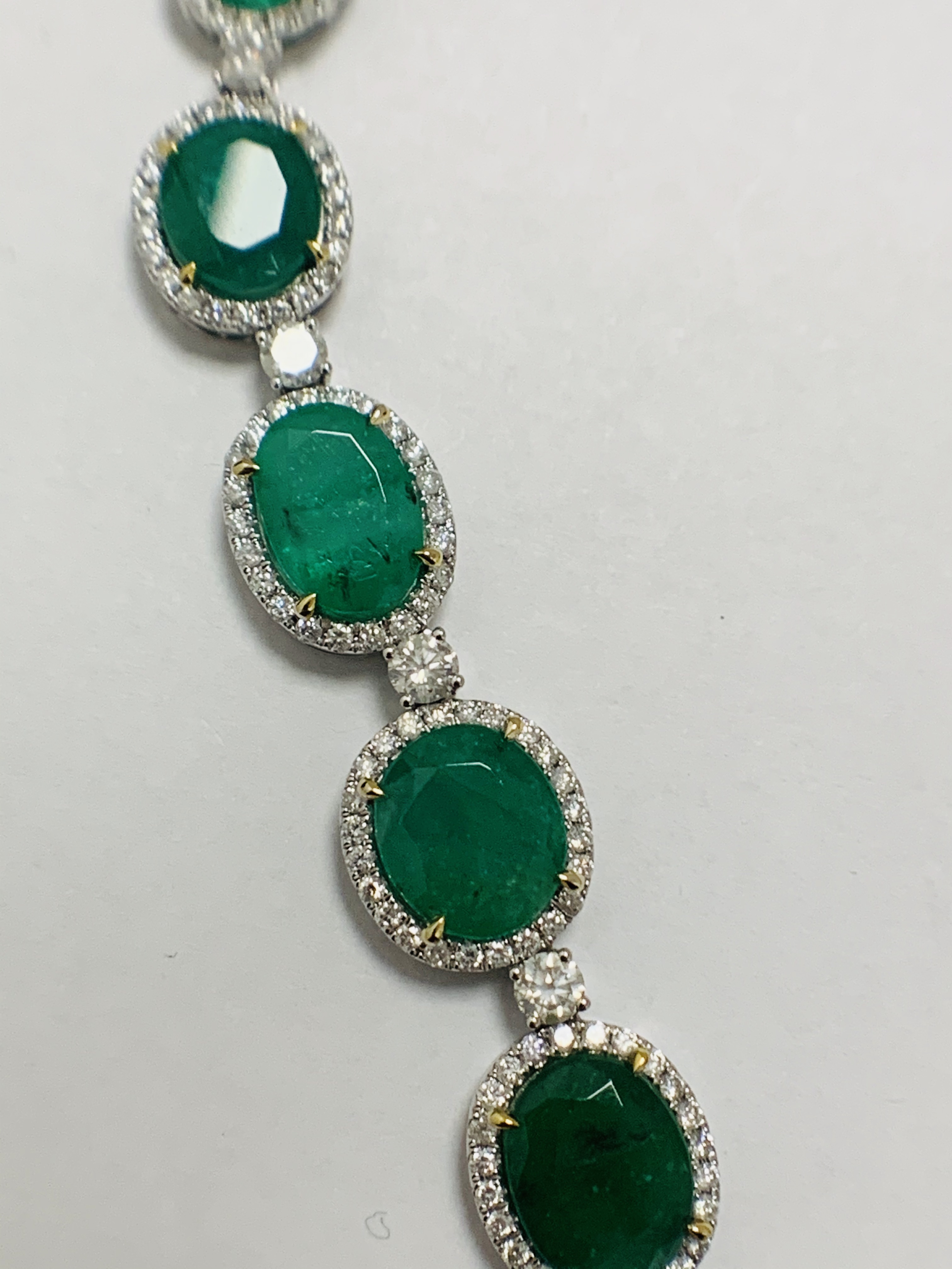Platinum and Yellow Gold Emerald and Diamond necklace featuring, 29 oval cut, light to deep green Em - Image 22 of 36