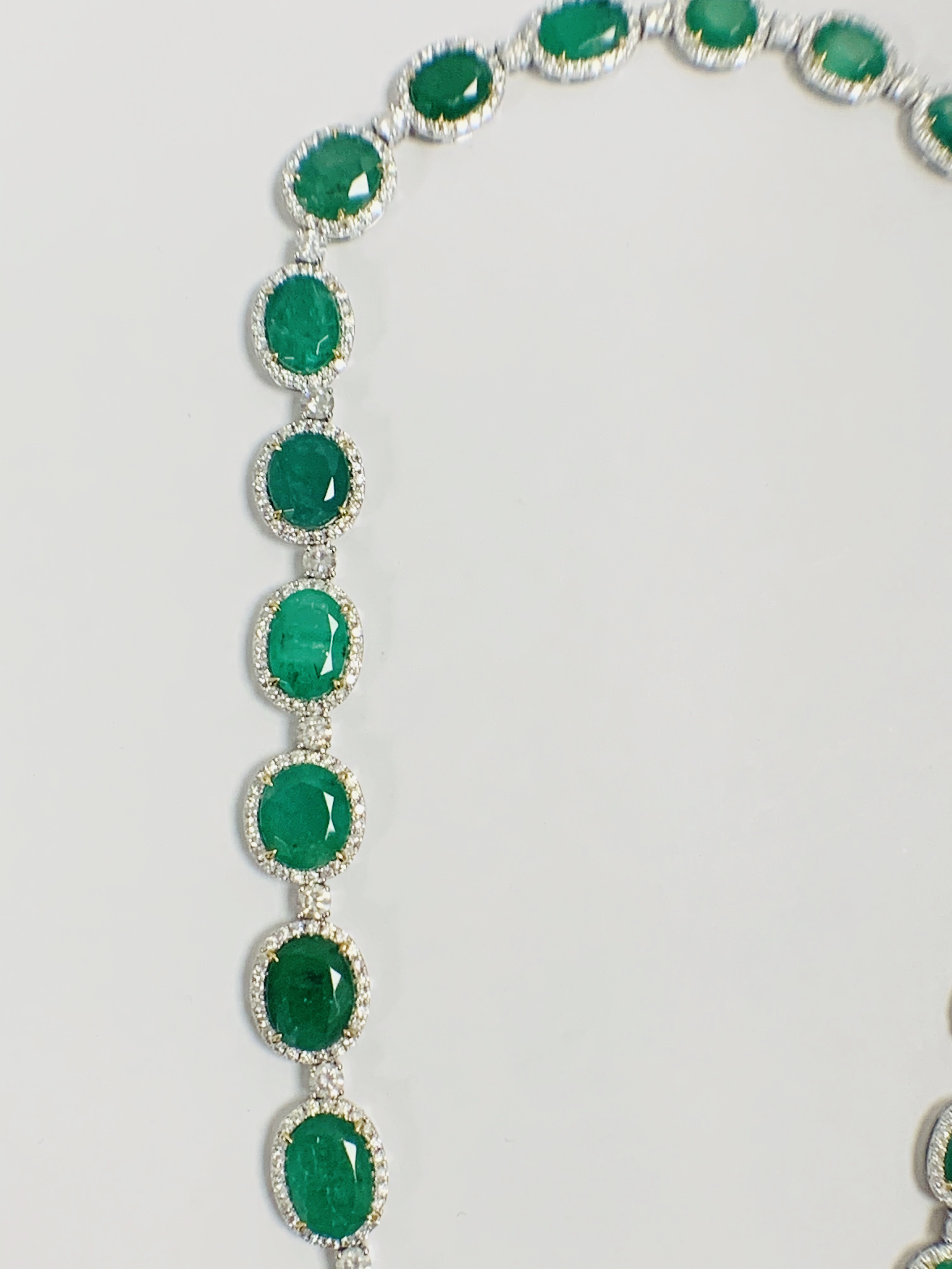 Platinum and Yellow Gold Emerald and Diamond necklace featuring, 29 oval cut, light to deep green Em - Image 4 of 36