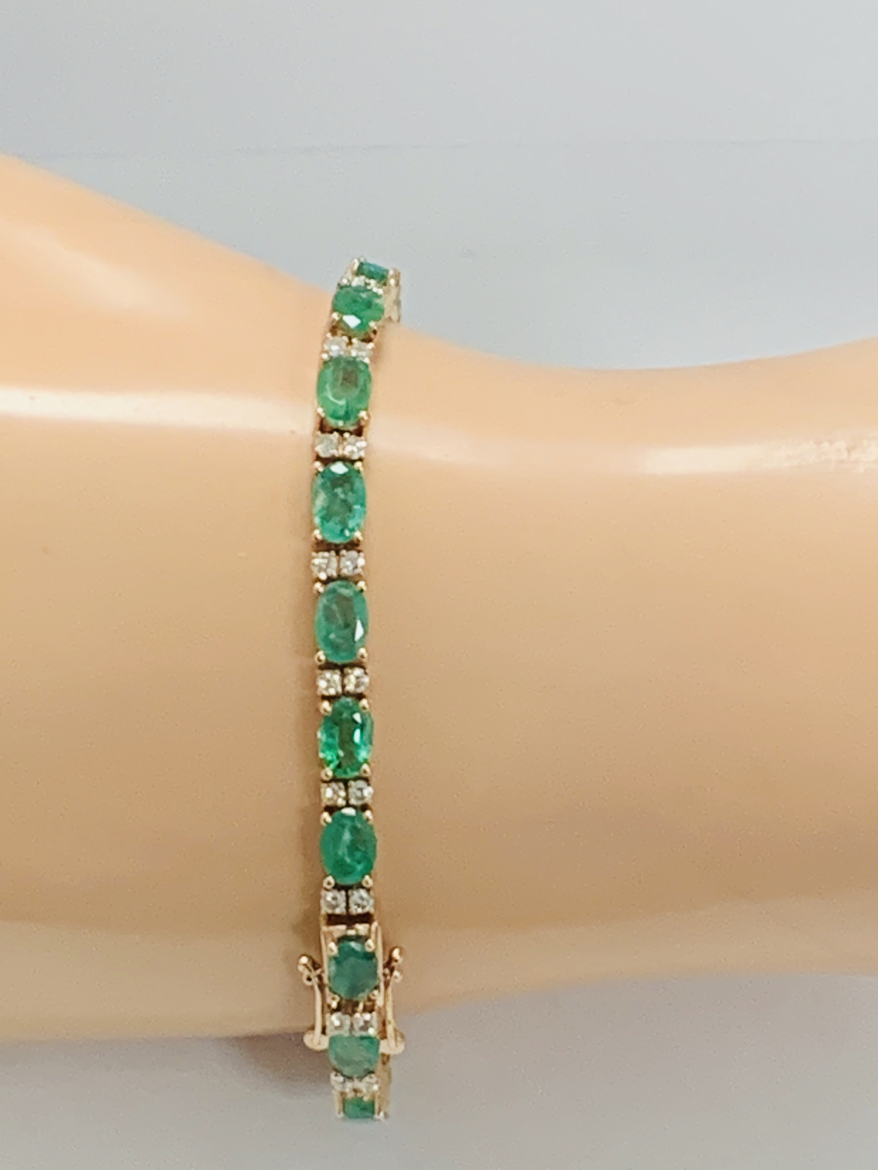 14ct Rose Gold Emerald and Diamond bracelet featuring, 21 oval cut, light green Emeralds (9.03ct TSW - Image 13 of 19