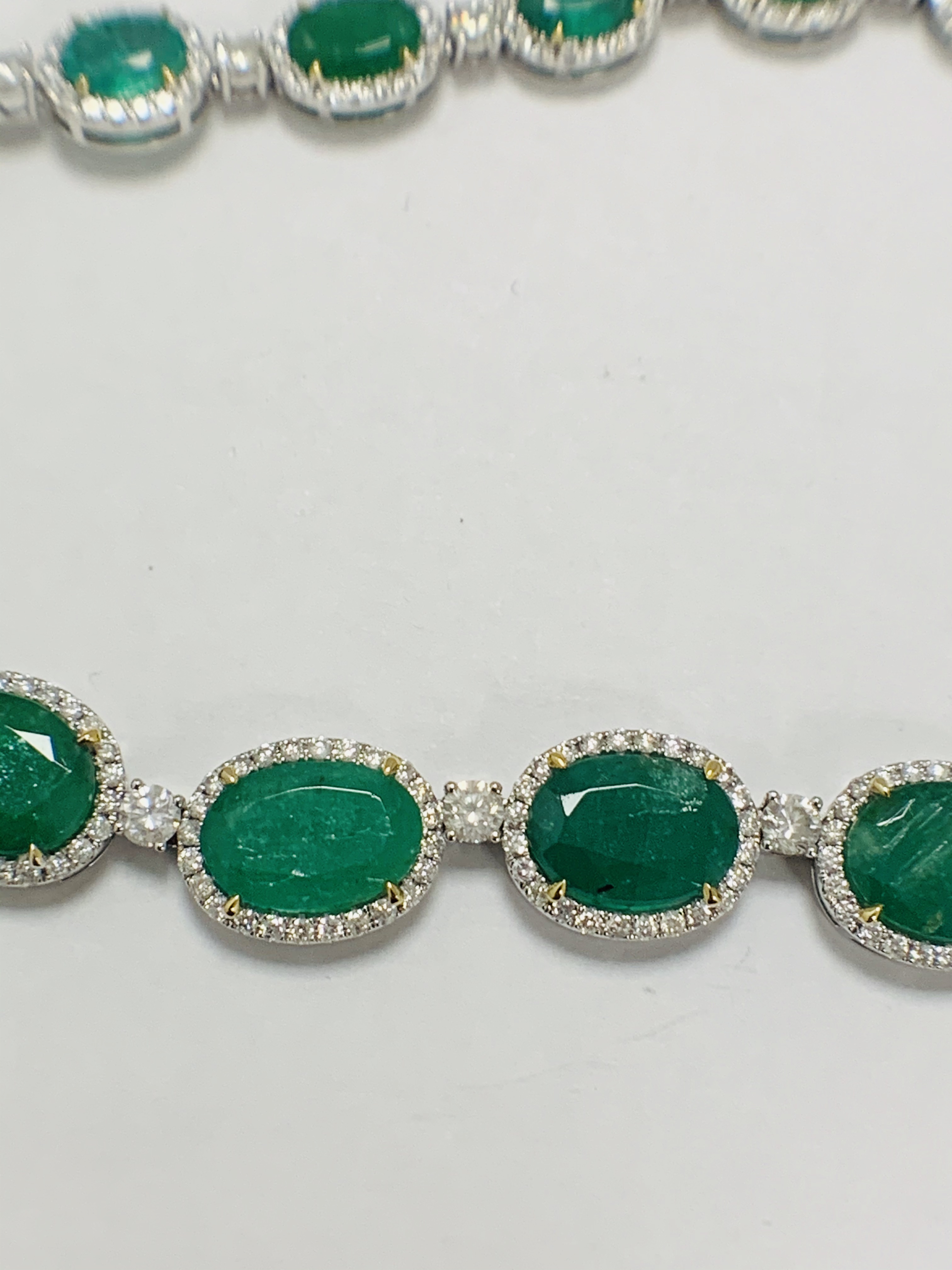 Platinum and Yellow Gold Emerald and Diamond necklace featuring, 29 oval cut, light to deep green Em - Image 9 of 36