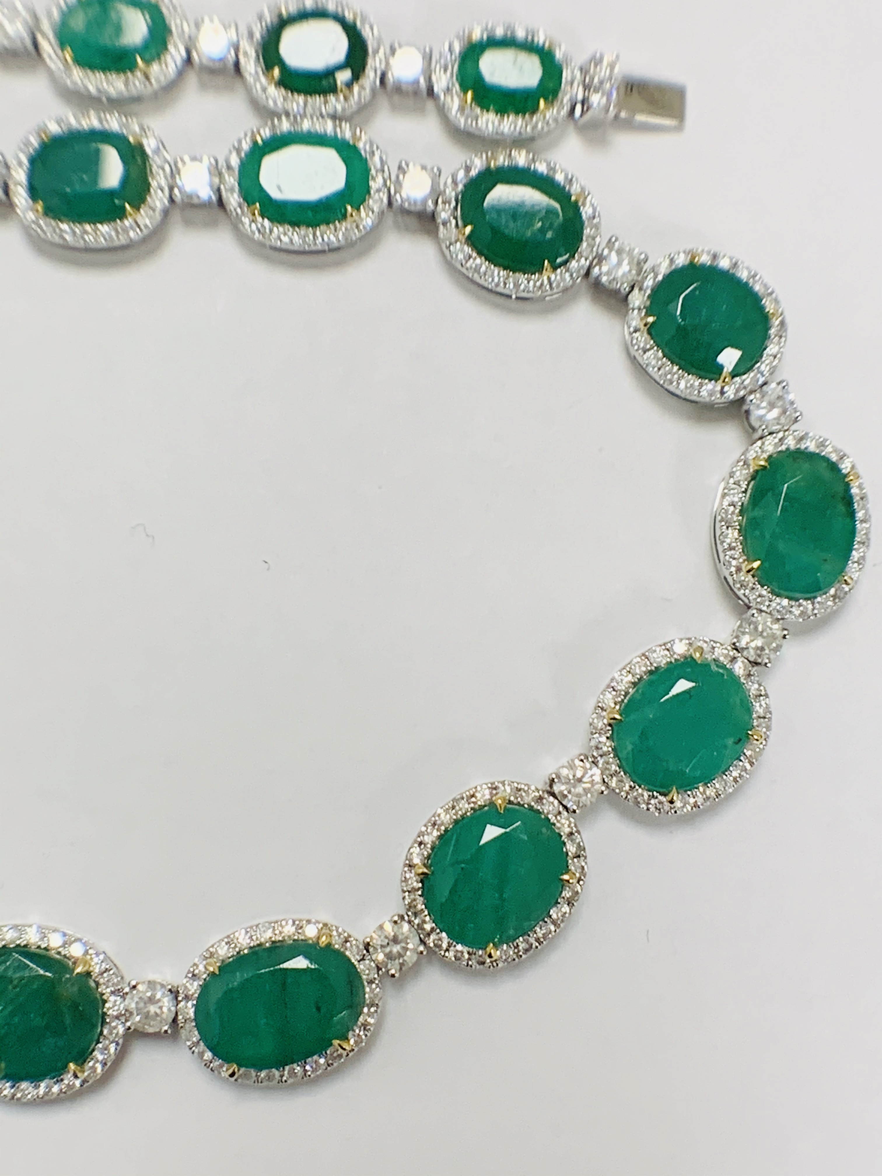 Platinum and Yellow Gold Emerald and Diamond necklace featuring, 29 oval cut, light to deep green Em - Image 13 of 36