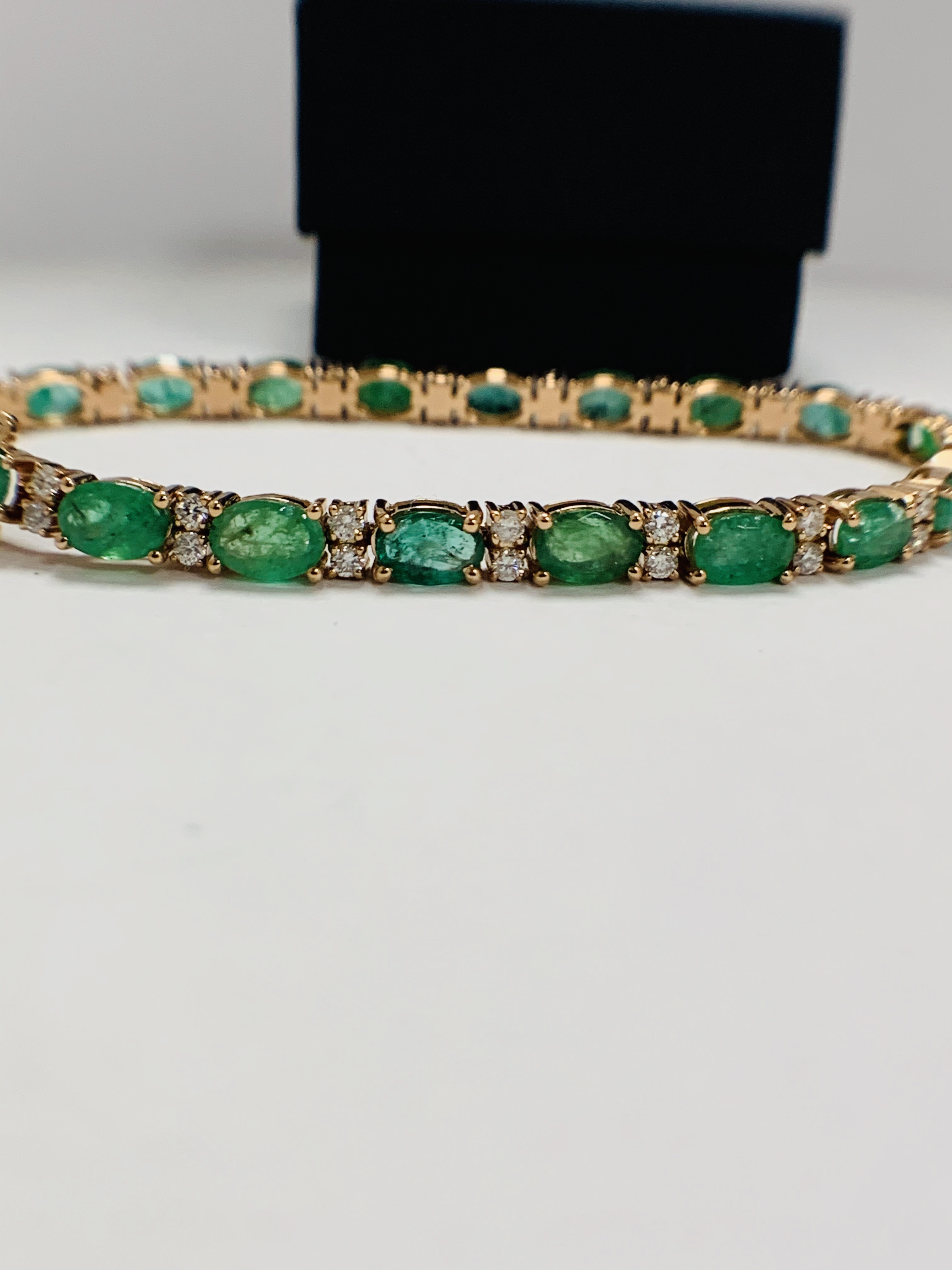 14ct Rose Gold Emerald and Diamond bracelet featuring, 21 oval cut, light green Emeralds (9.03ct TSW - Image 6 of 19