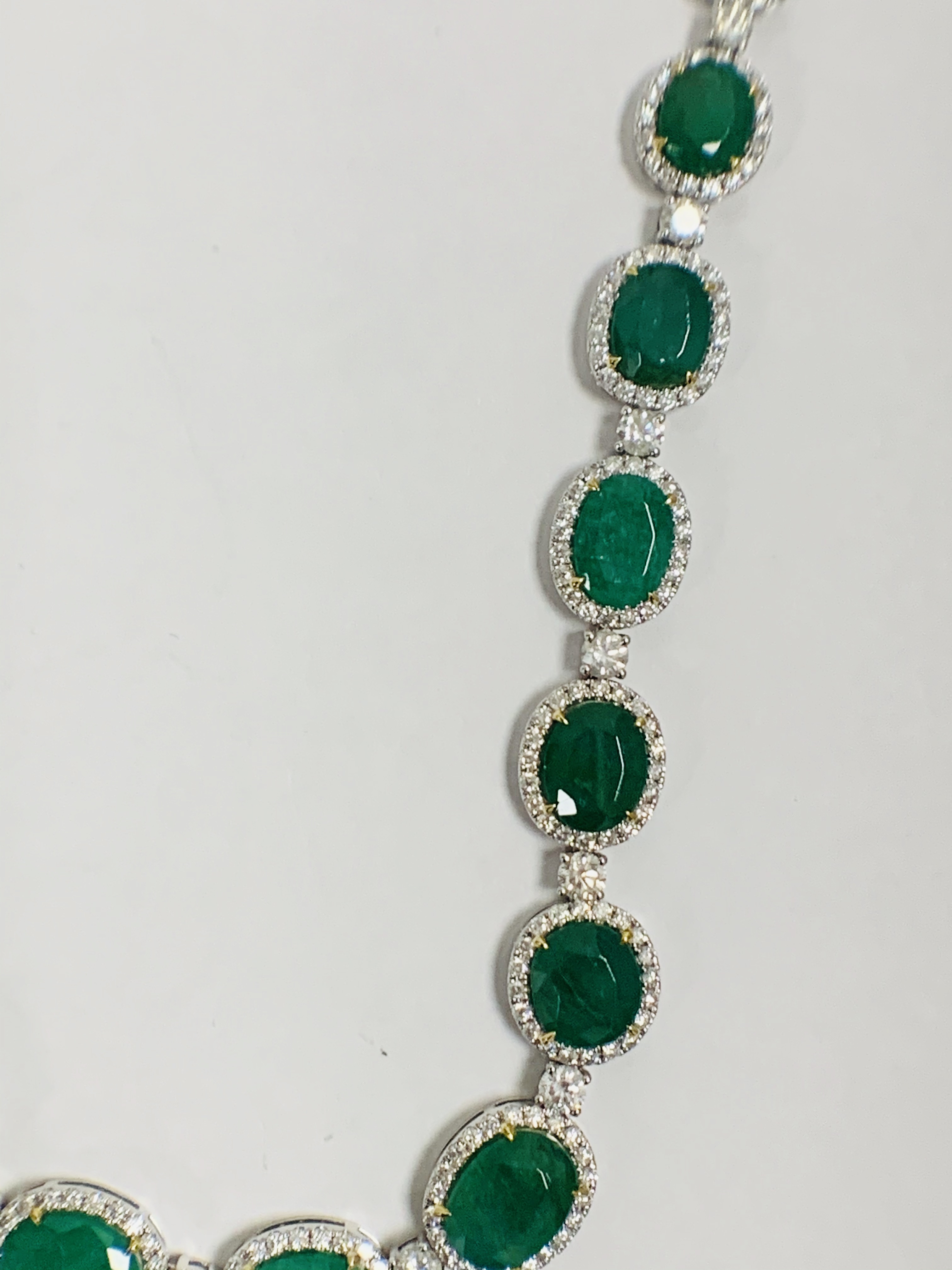 Platinum and Yellow Gold Emerald and Diamond necklace featuring, 29 oval cut, light to deep green Em - Image 7 of 36
