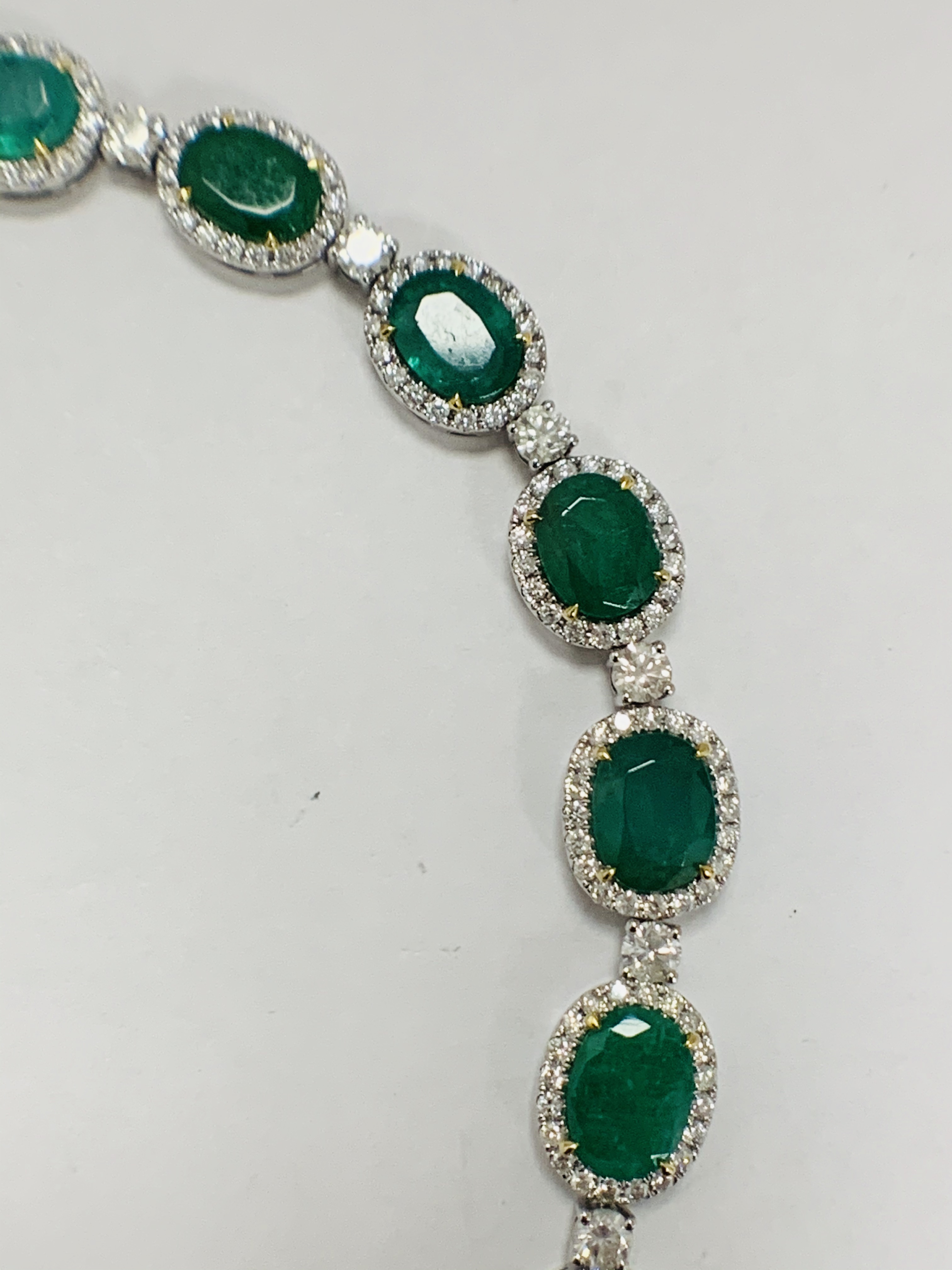 Platinum and Yellow Gold Emerald and Diamond necklace featuring, 29 oval cut, light to deep green Em - Image 28 of 36