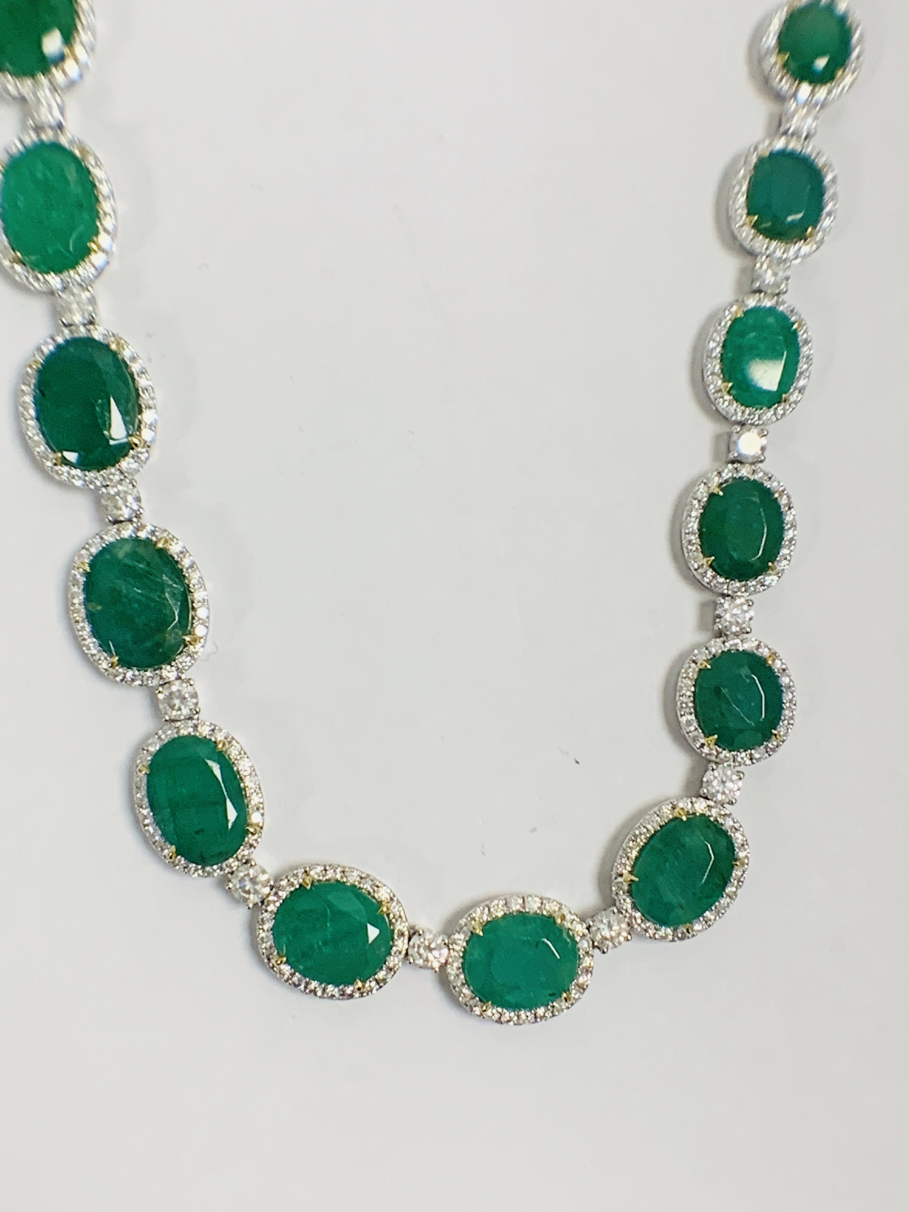 Platinum and Yellow Gold Emerald and Diamond necklace featuring, 29 oval cut, light to deep green Em - Image 2 of 36