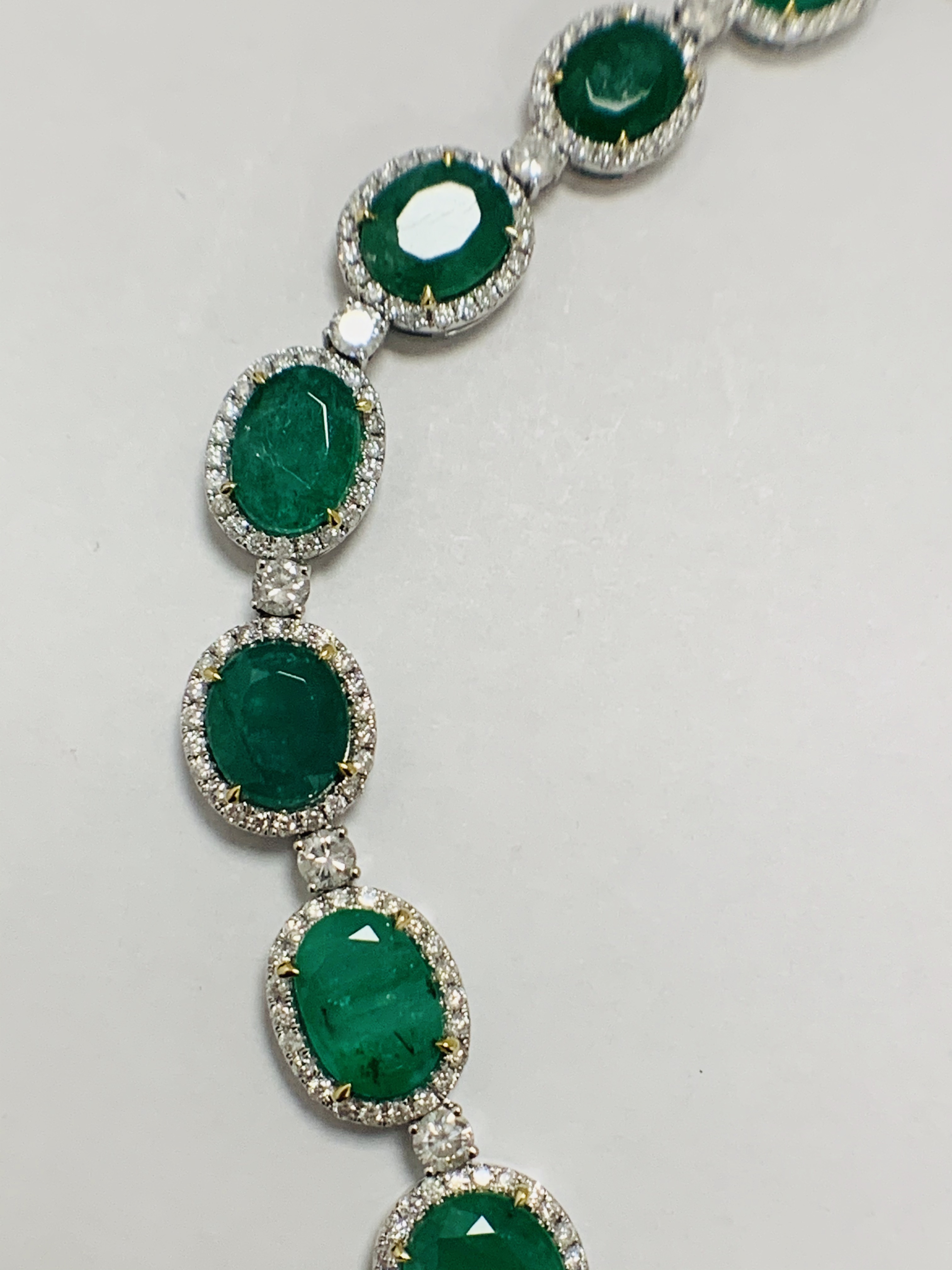 Platinum and Yellow Gold Emerald and Diamond necklace featuring, 29 oval cut, light to deep green Em - Image 23 of 36