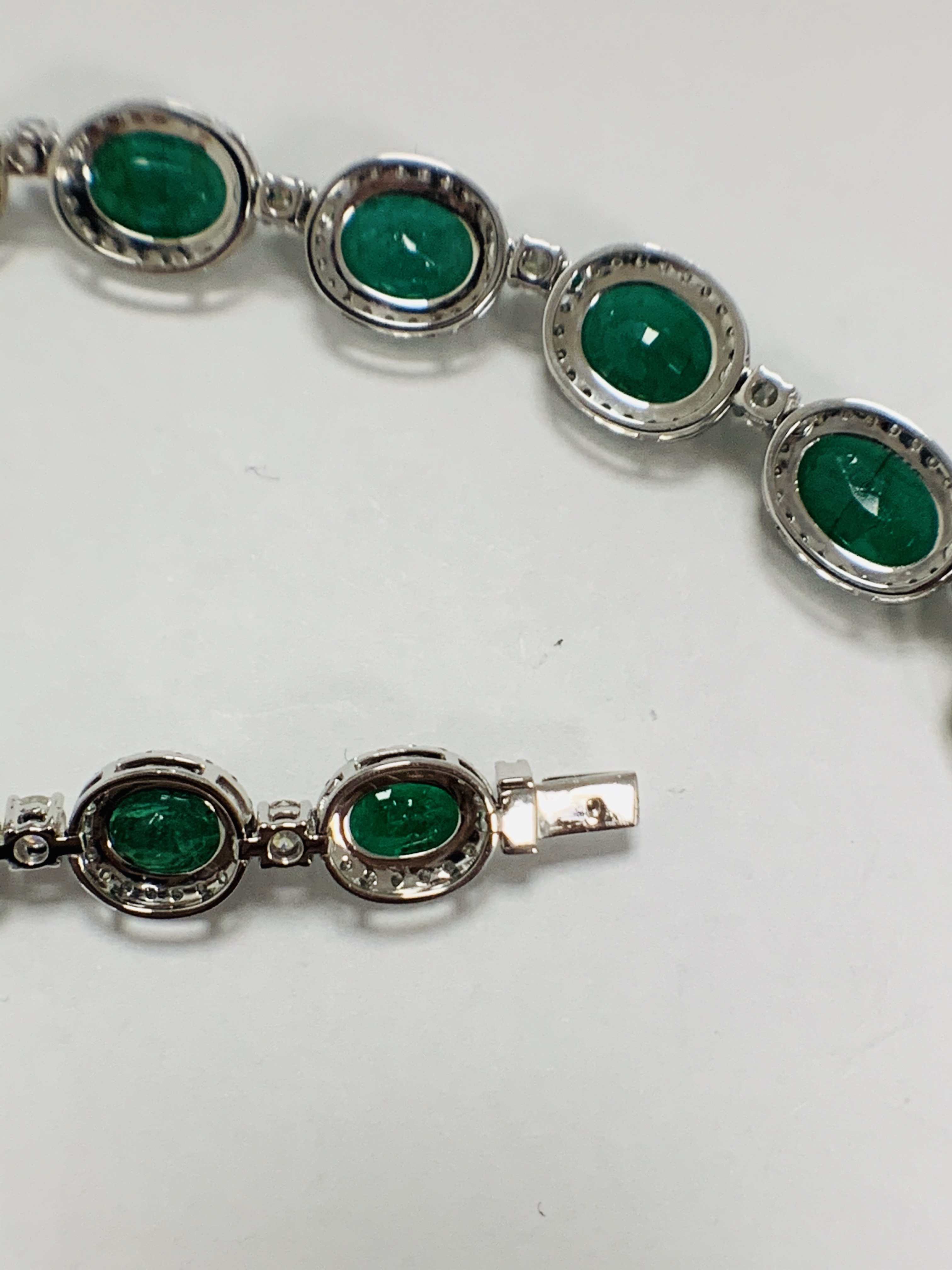 Platinum and Yellow Gold Emerald and Diamond necklace featuring, 29 oval cut, light to deep green Em - Image 18 of 36