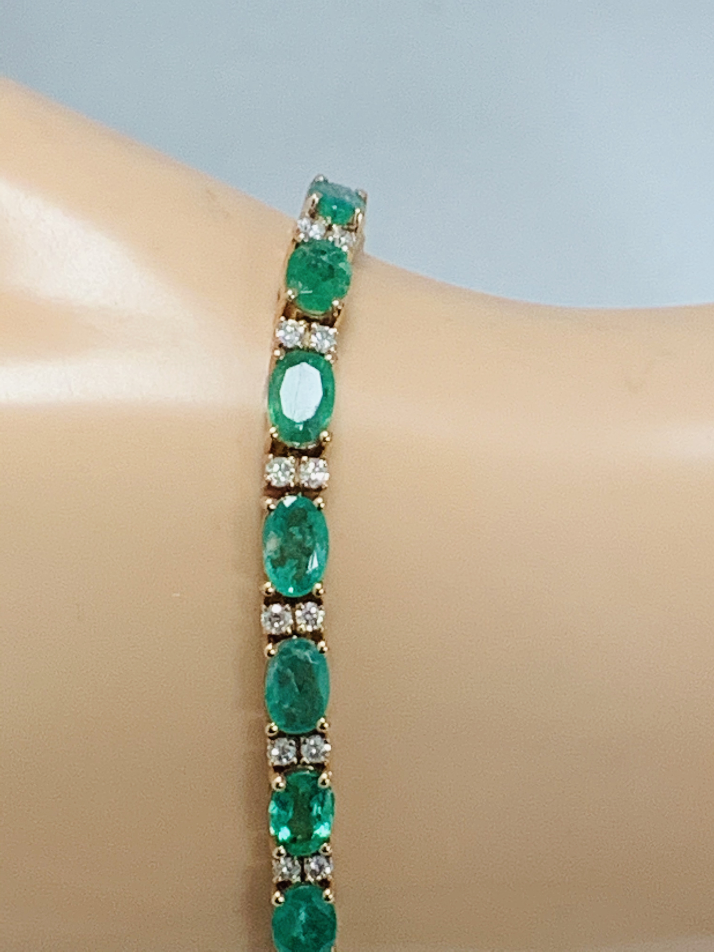 14ct Rose Gold Emerald and Diamond bracelet featuring, 21 oval cut, light green Emeralds (9.03ct TSW - Image 15 of 19