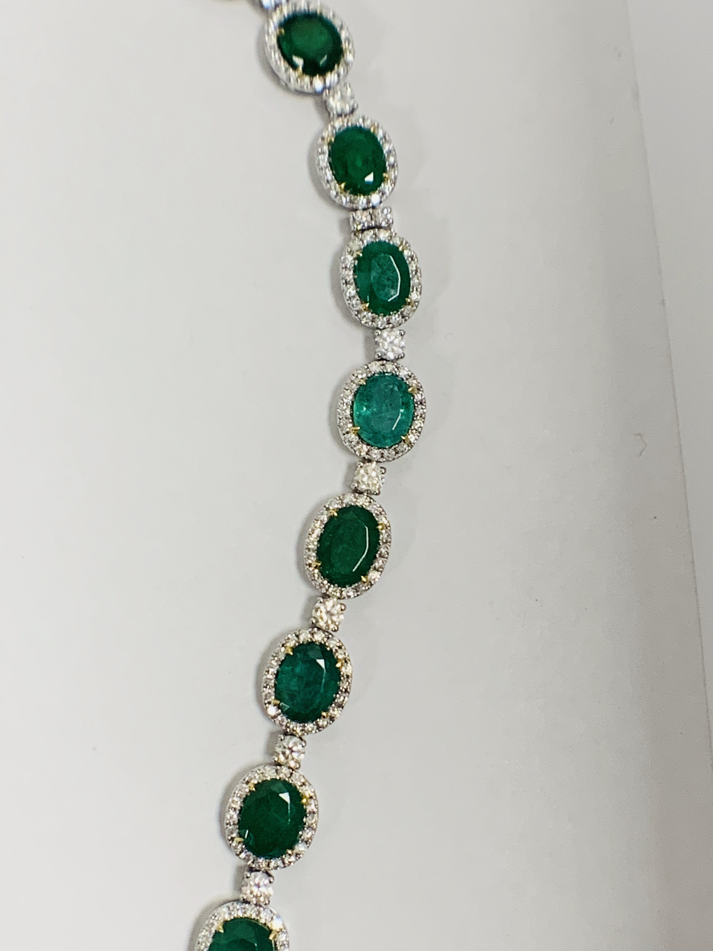 Platinum and Yellow Gold Emerald and Diamond necklace featuring, 29 oval cut, light to deep green Em - Image 6 of 36