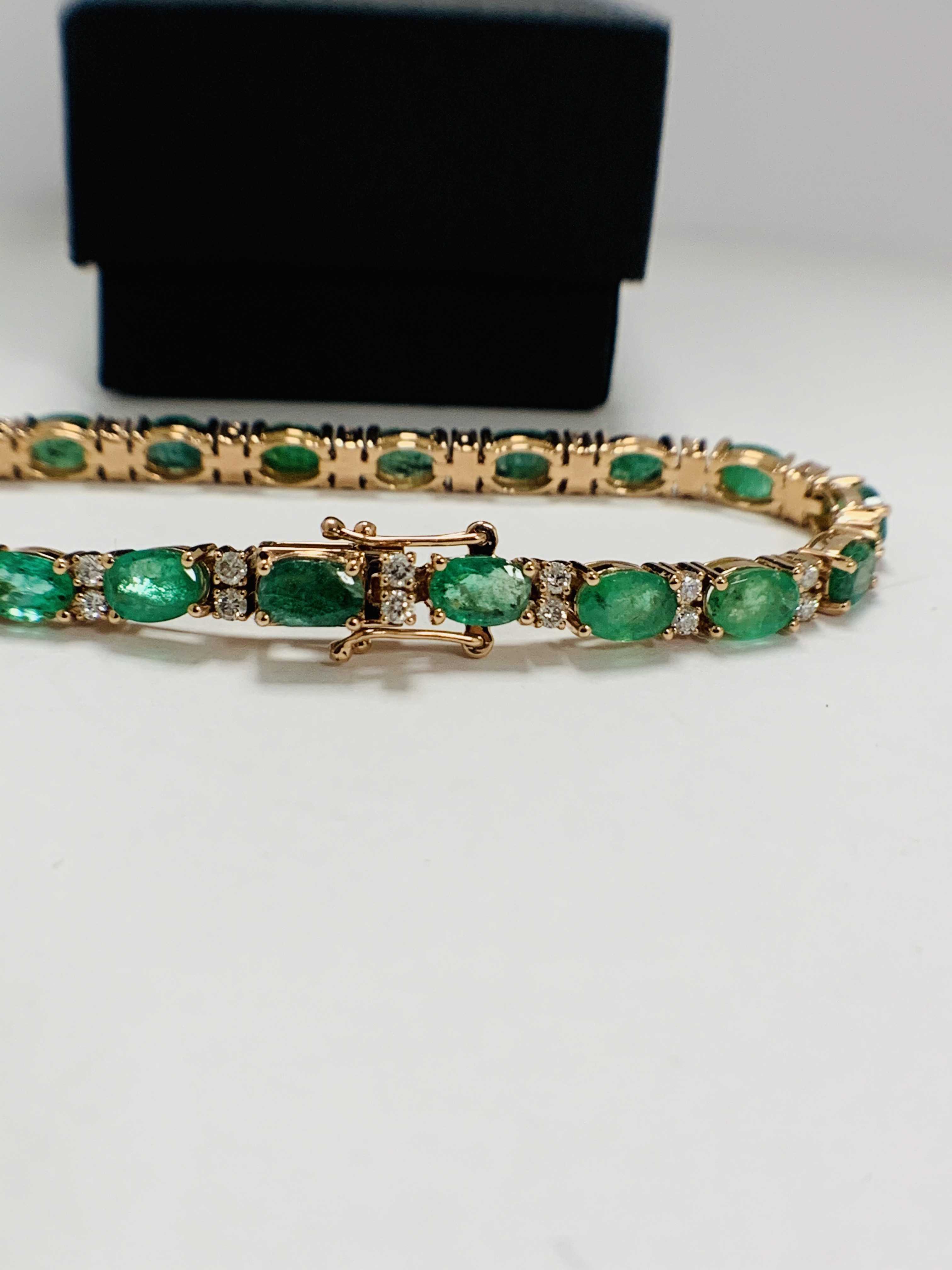 14ct Rose Gold Emerald and Diamond bracelet featuring, 21 oval cut, light green Emeralds (9.03ct TSW - Image 3 of 19