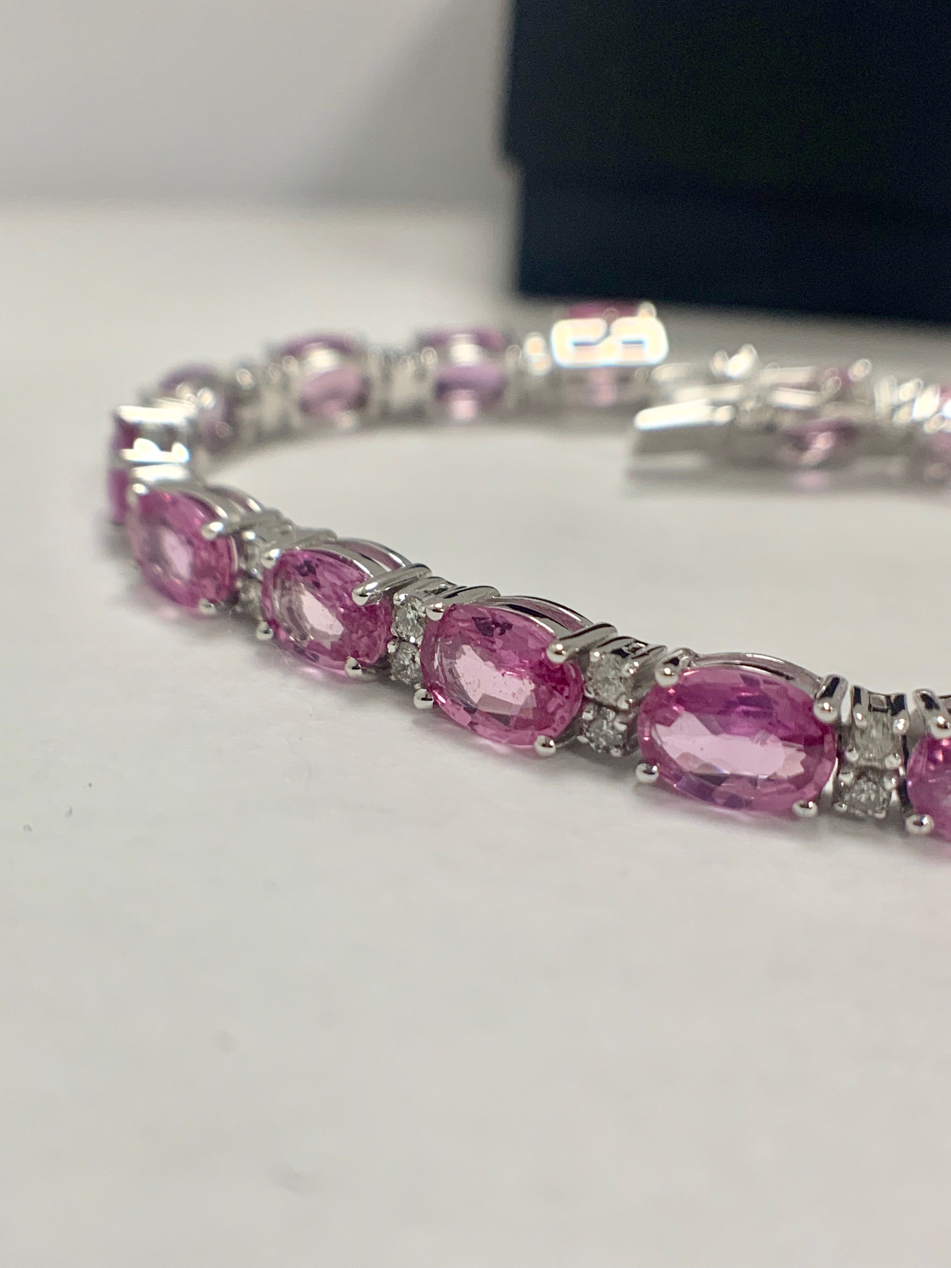 14ct White Gold Sapphire and Diamond bracelet featuring, 19 oval cut, pink Sapphires (15.93ct TSW) - Image 3 of 11