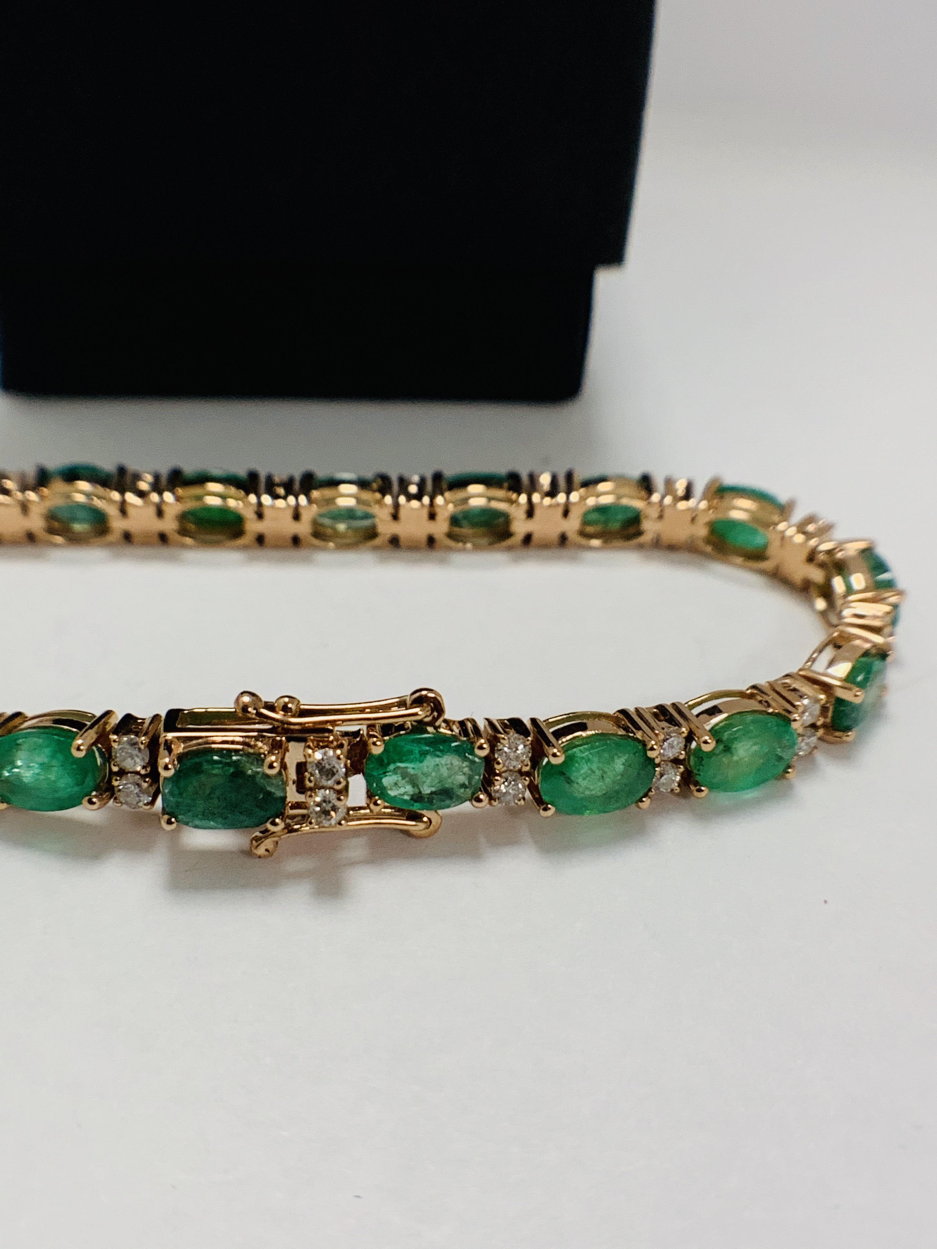 14ct Rose Gold Emerald and Diamond bracelet featuring, 21 oval cut, light green Emeralds (9.03ct TSW - Image 5 of 19