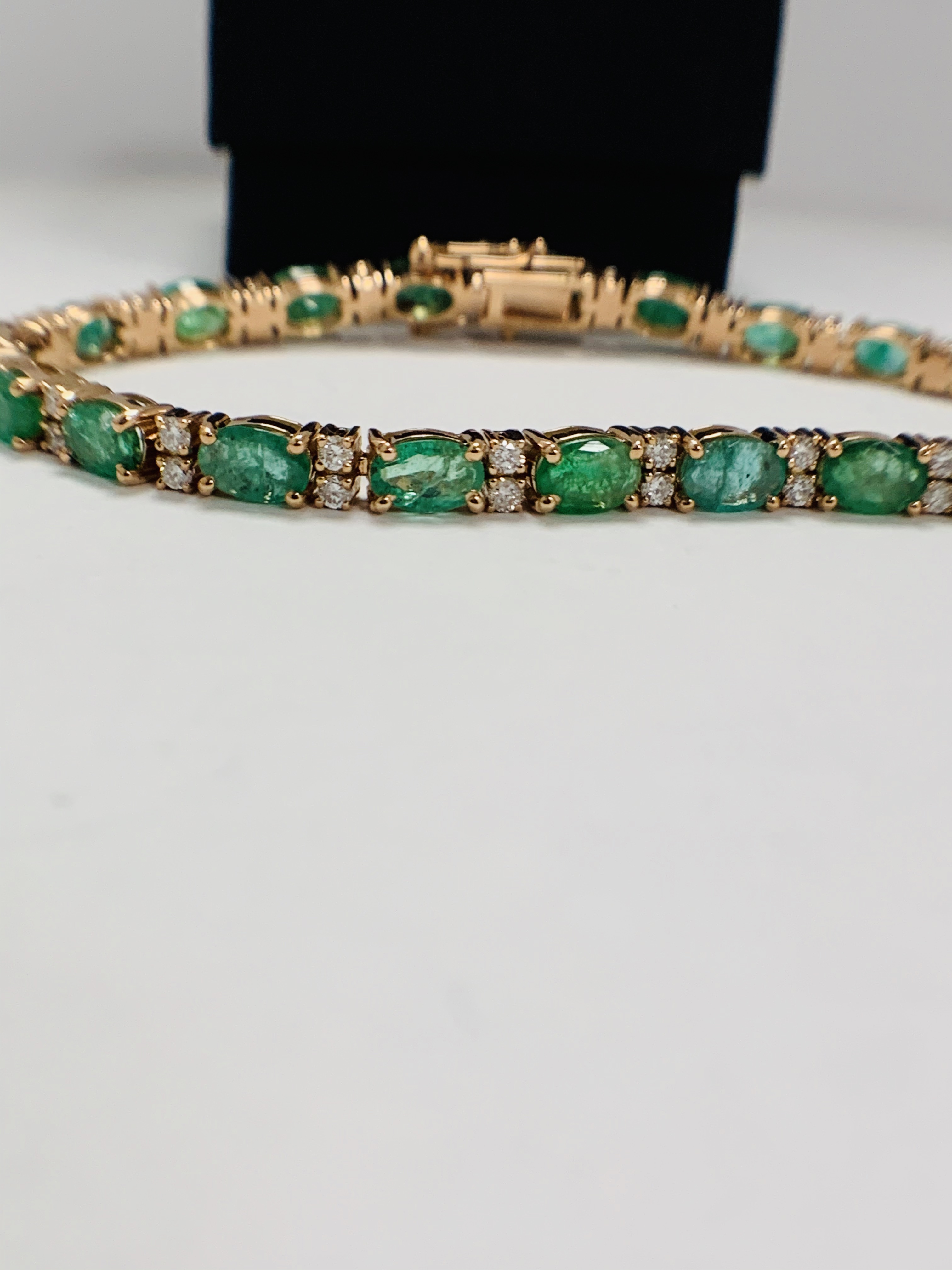 14ct Rose Gold Emerald and Diamond bracelet featuring, 21 oval cut, light green Emeralds (9.03ct TSW - Image 8 of 19