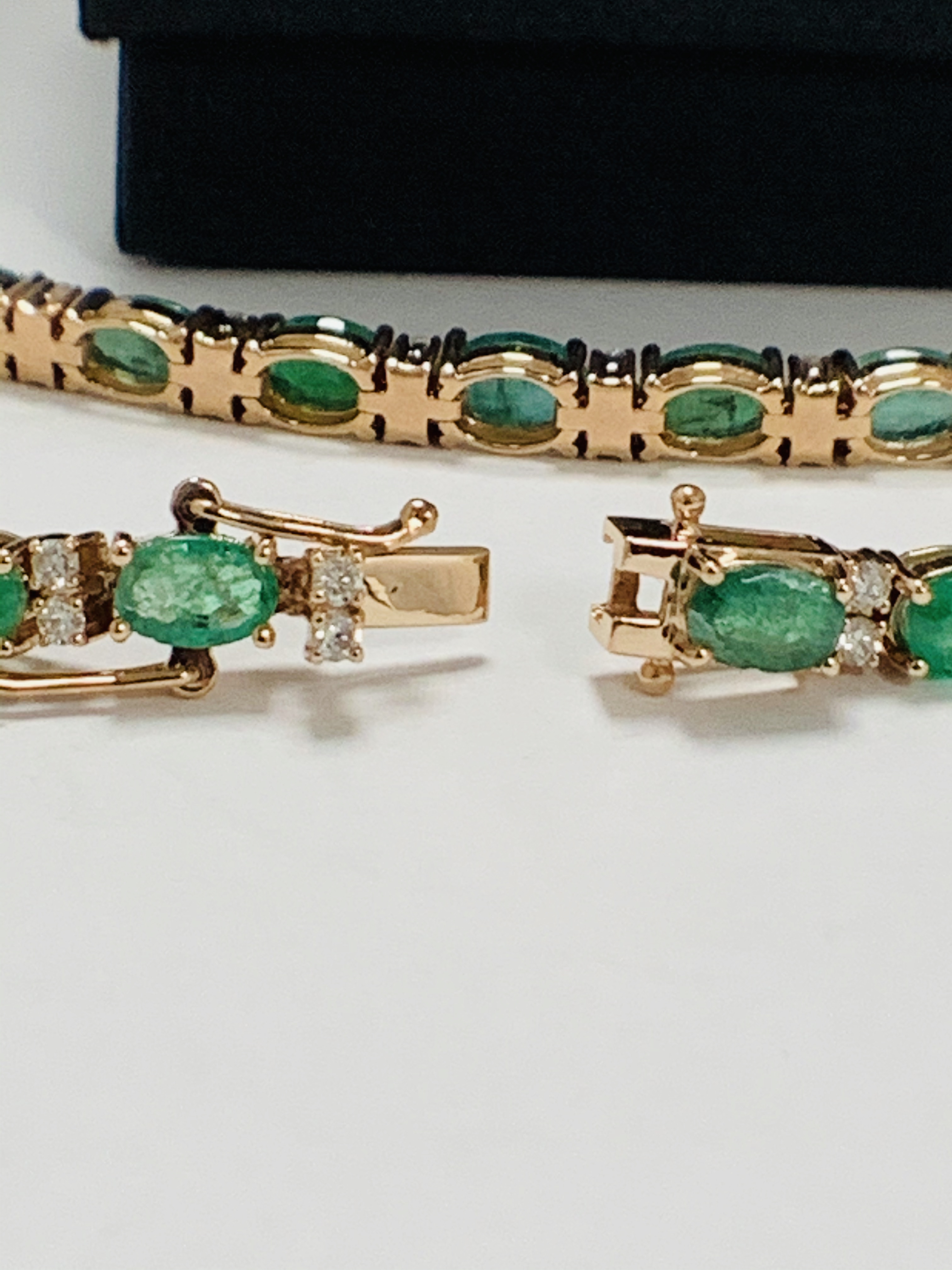 14ct Rose Gold Emerald and Diamond bracelet featuring, 21 oval cut, light green Emeralds (9.03ct TSW - Image 11 of 19