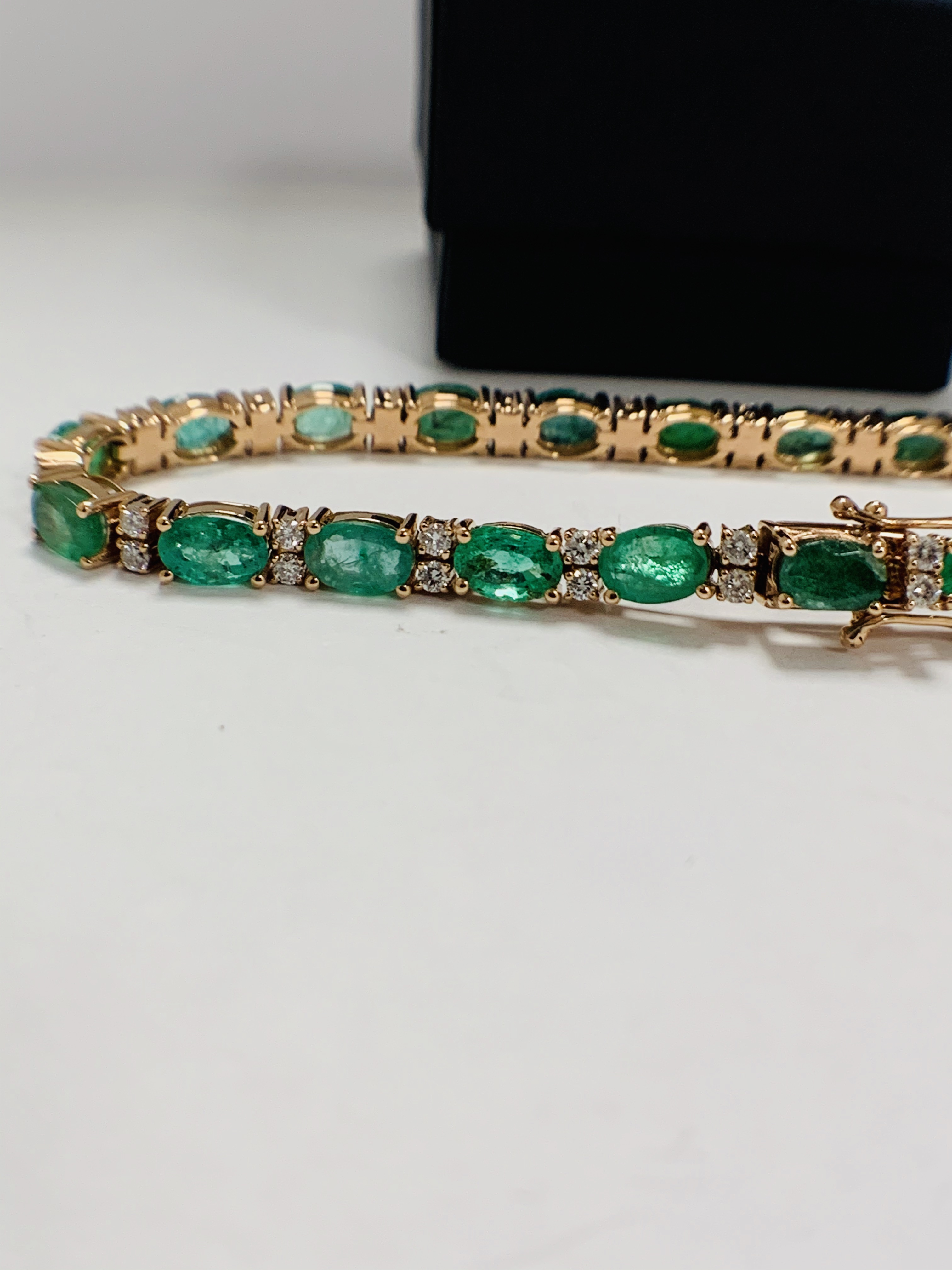 14ct Rose Gold Emerald and Diamond bracelet featuring, 21 oval cut, light green Emeralds (9.03ct TSW - Image 2 of 19