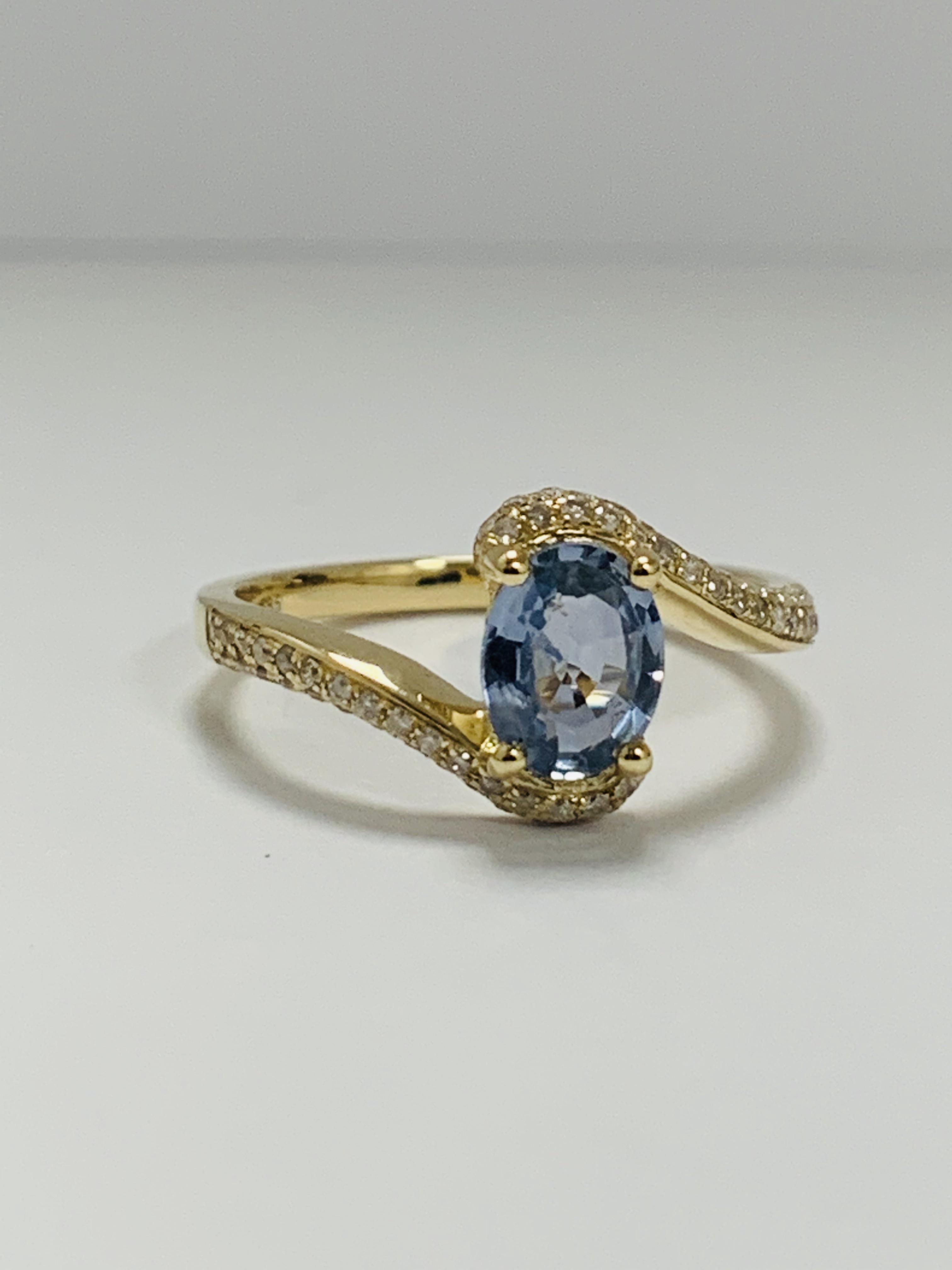 14ct Yellow Gold Sapphire and Diamond ring featuring centre, oval cut, light blue Sapphire (0.77ct), - Image 6 of 10