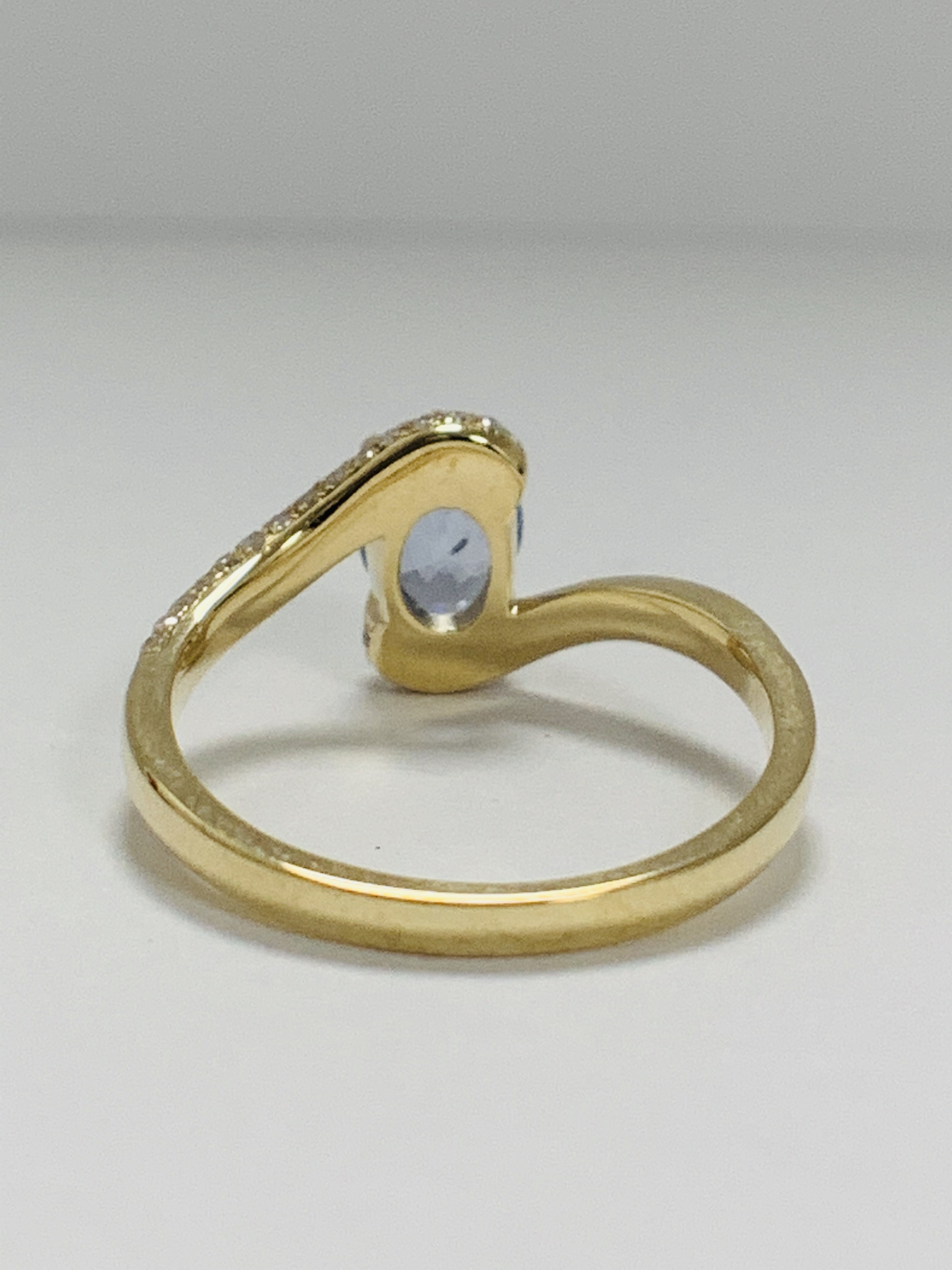 14ct Yellow Gold Sapphire and Diamond ring featuring centre, oval cut, light blue Sapphire (0.77ct), - Image 4 of 10