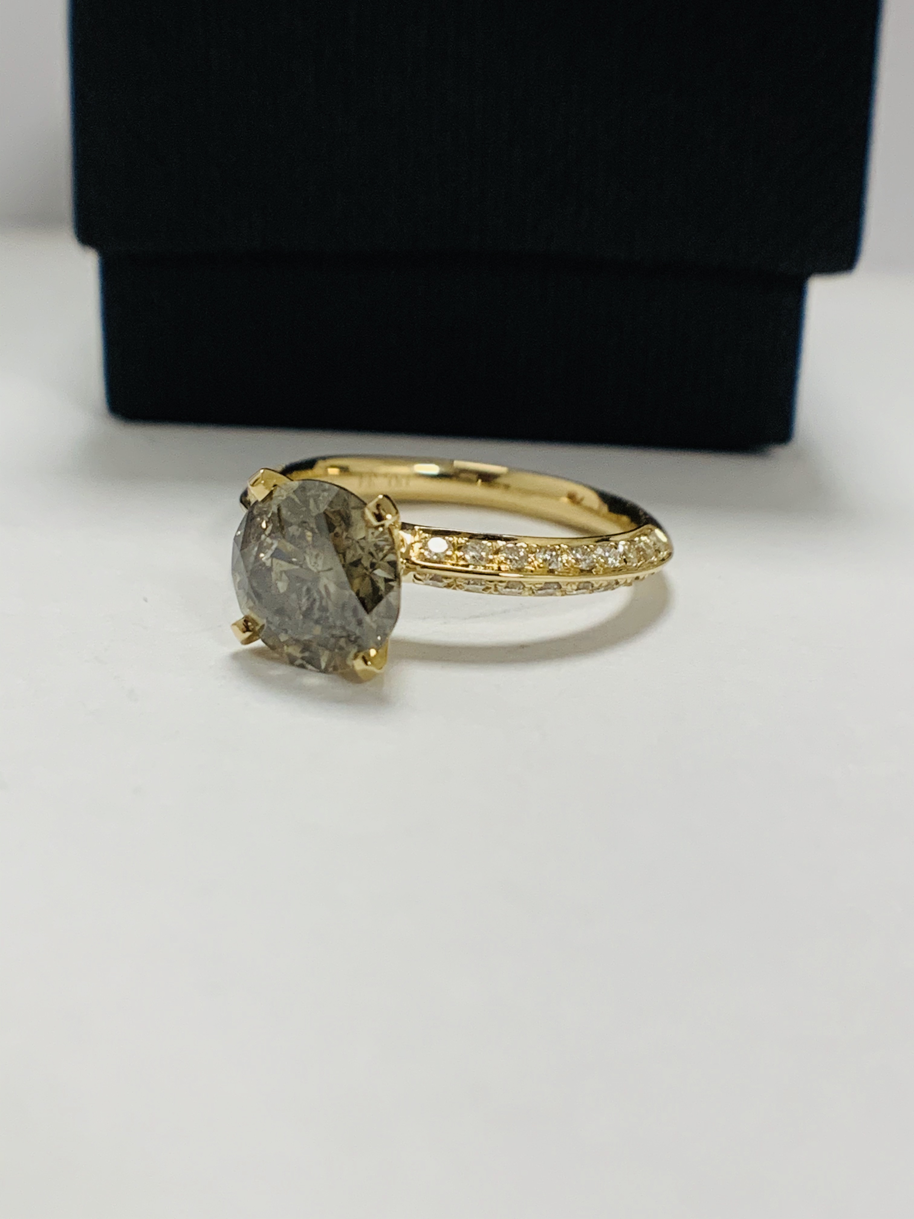 14ct Yellow Gold Diamond ring featuring centre, round brilliant cut, cognac Diamond (2.03ct), claw s - Image 2 of 13