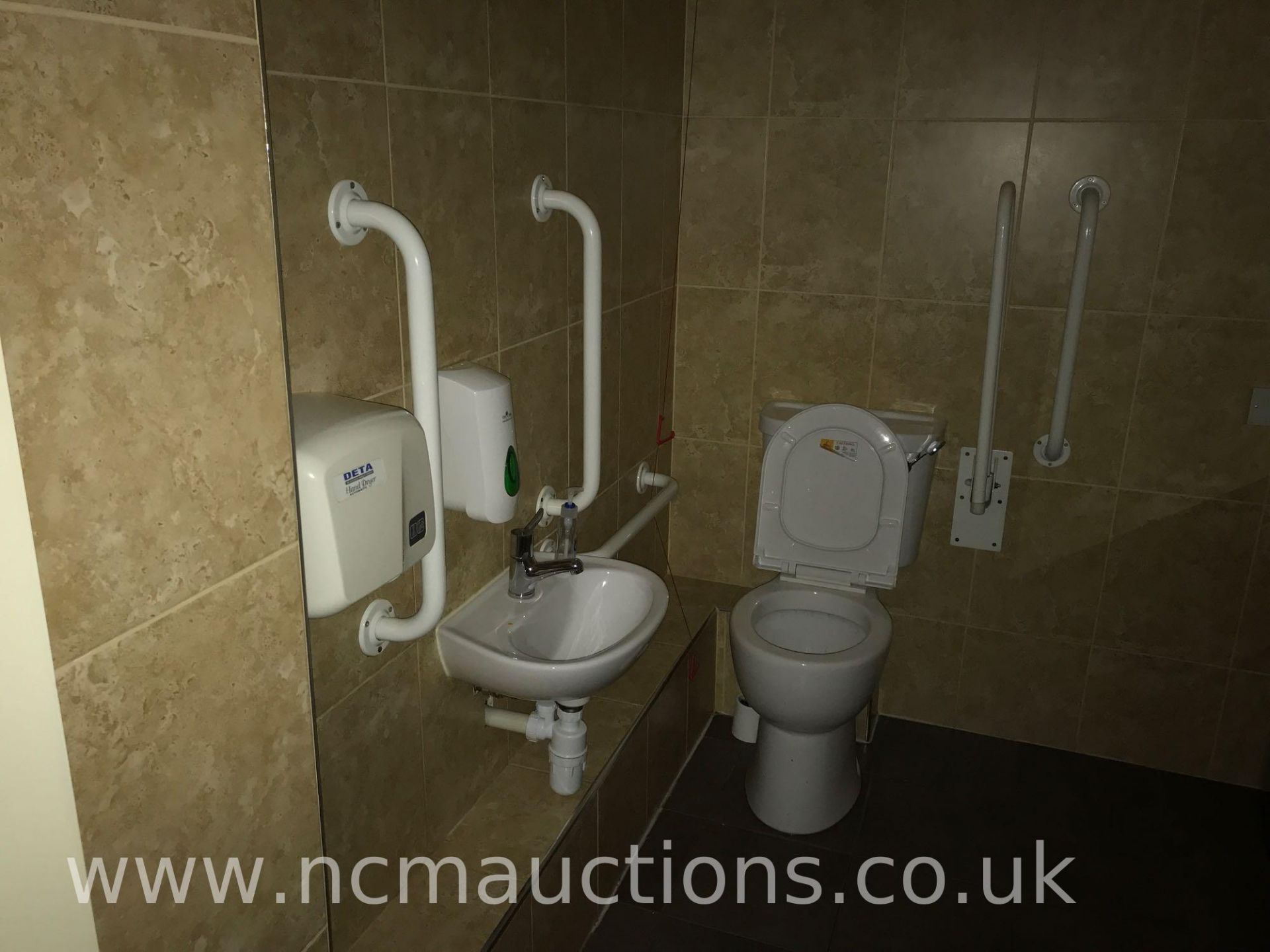 Contents of disabled toilet - Image 2 of 5