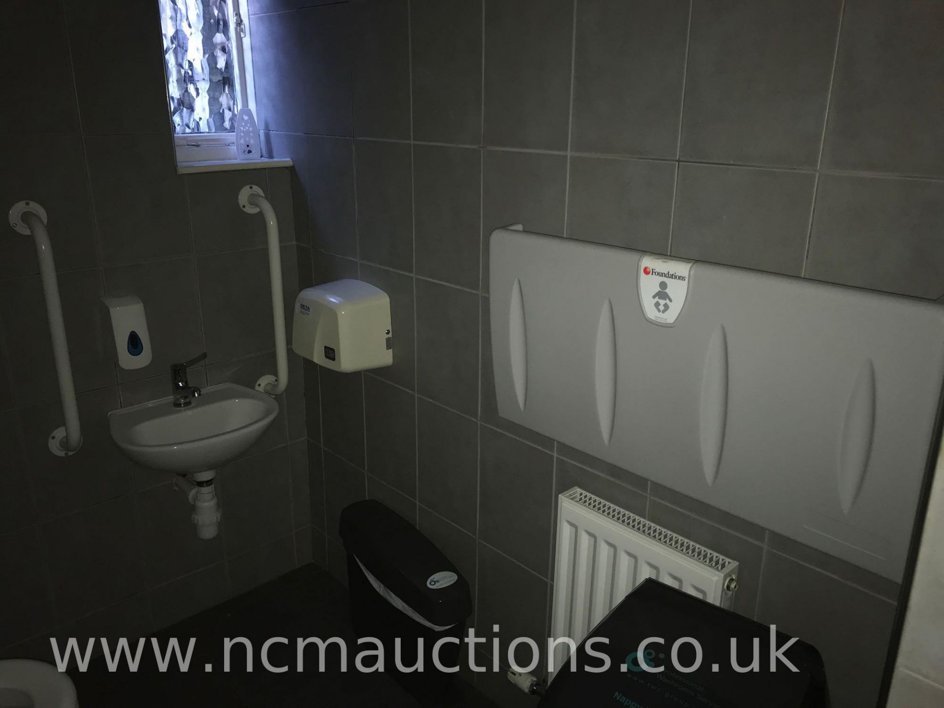 Contents of disabled toilet - Image 3 of 4