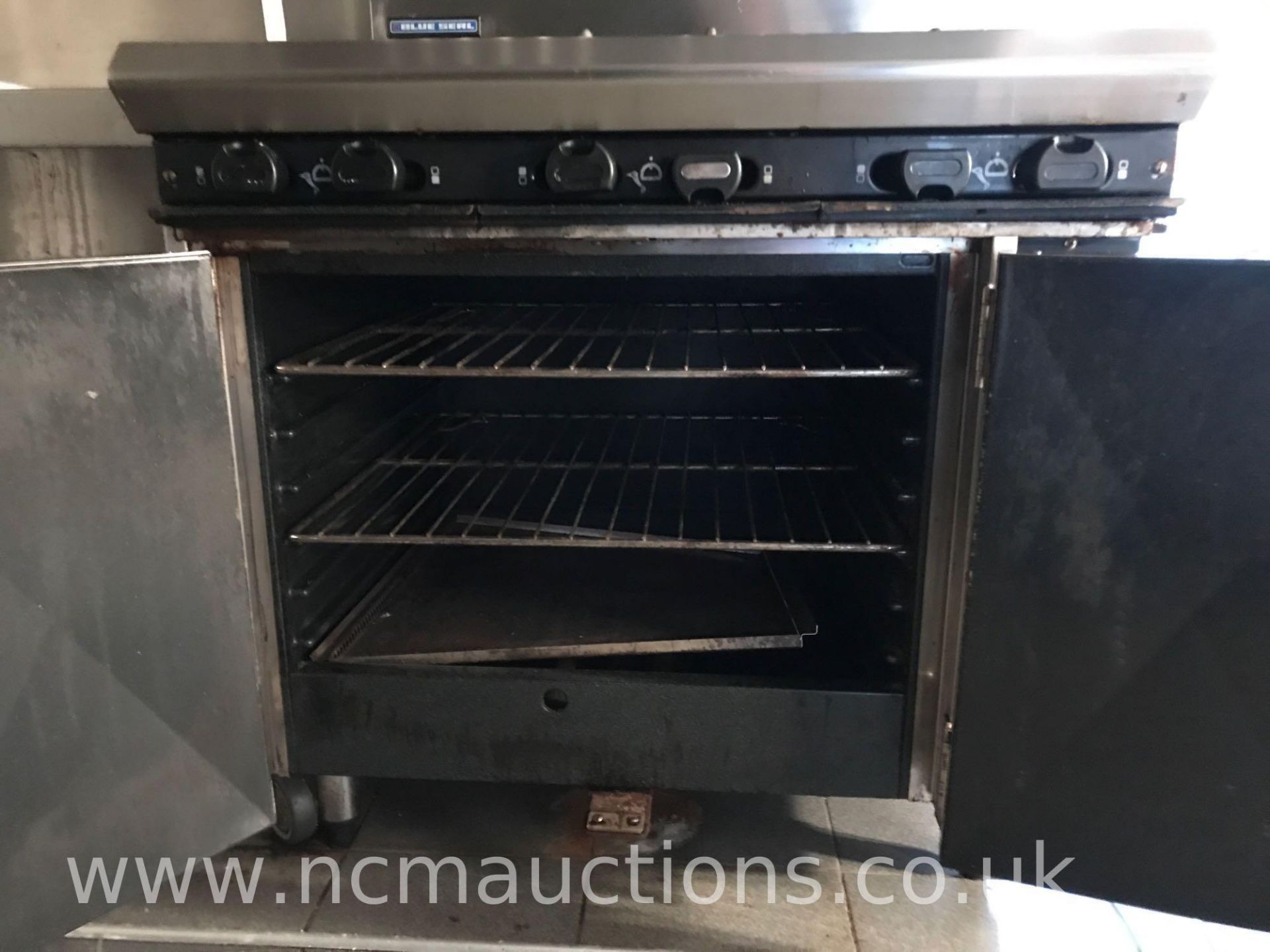 Blue seal oven and 6x hob burner - Image 3 of 3