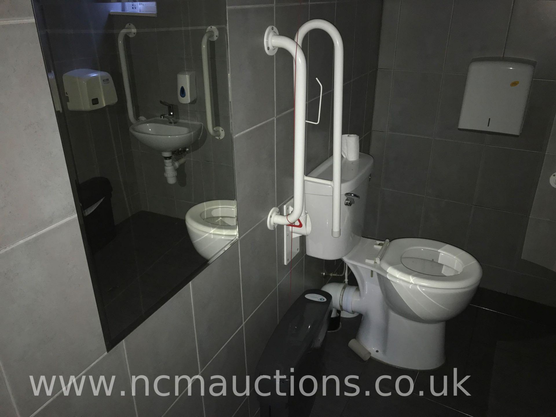 Contents of disabled toilet - Image 2 of 4