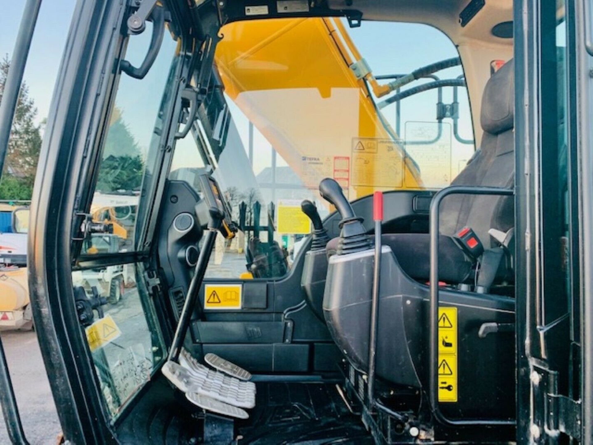 JCB JS220 LC PLUS 2017 - Image 8 of 12