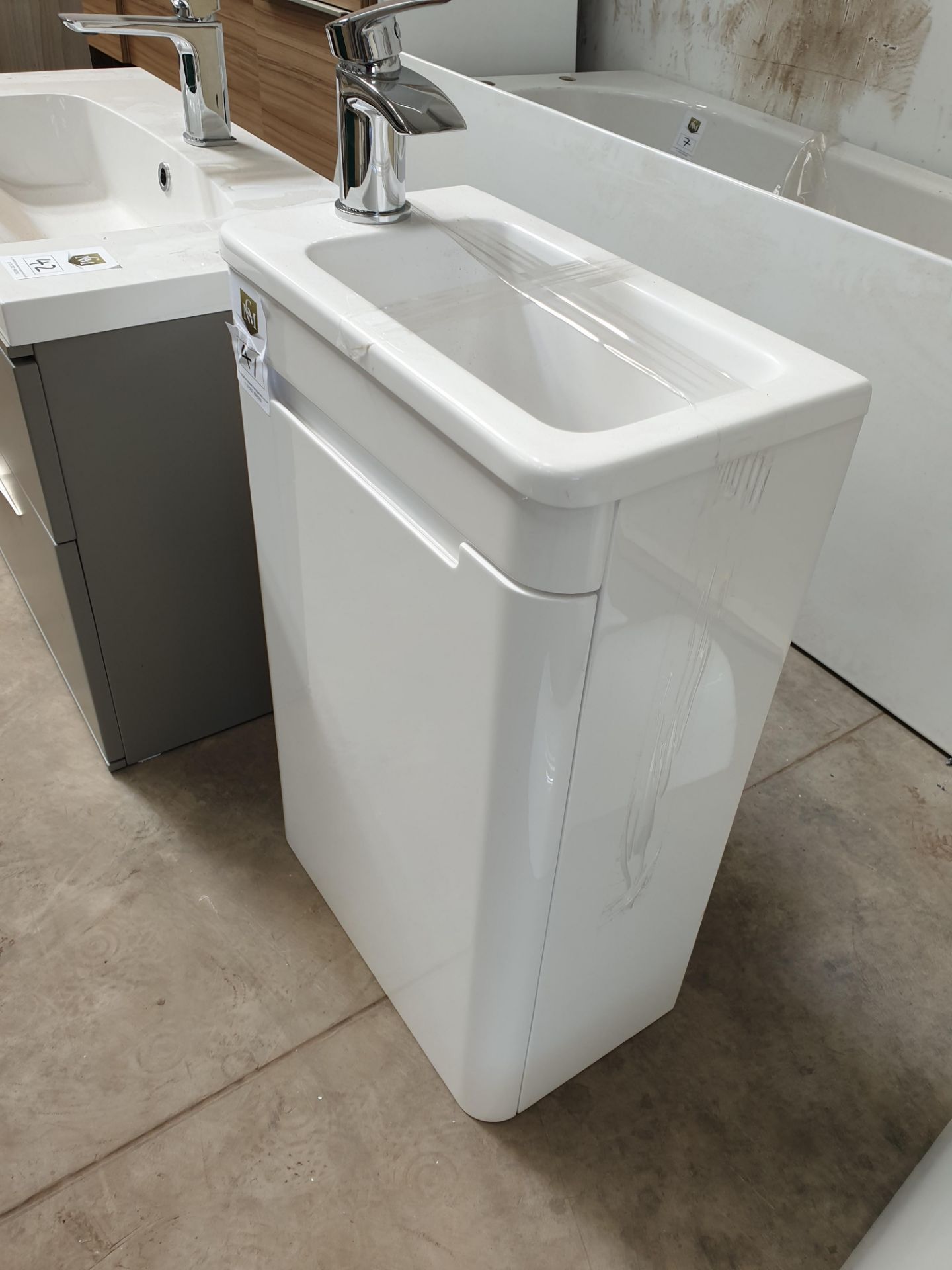 Small Sink With Single Door Cupbaord and TAP 400 x 220 x 540mm - Image 2 of 4