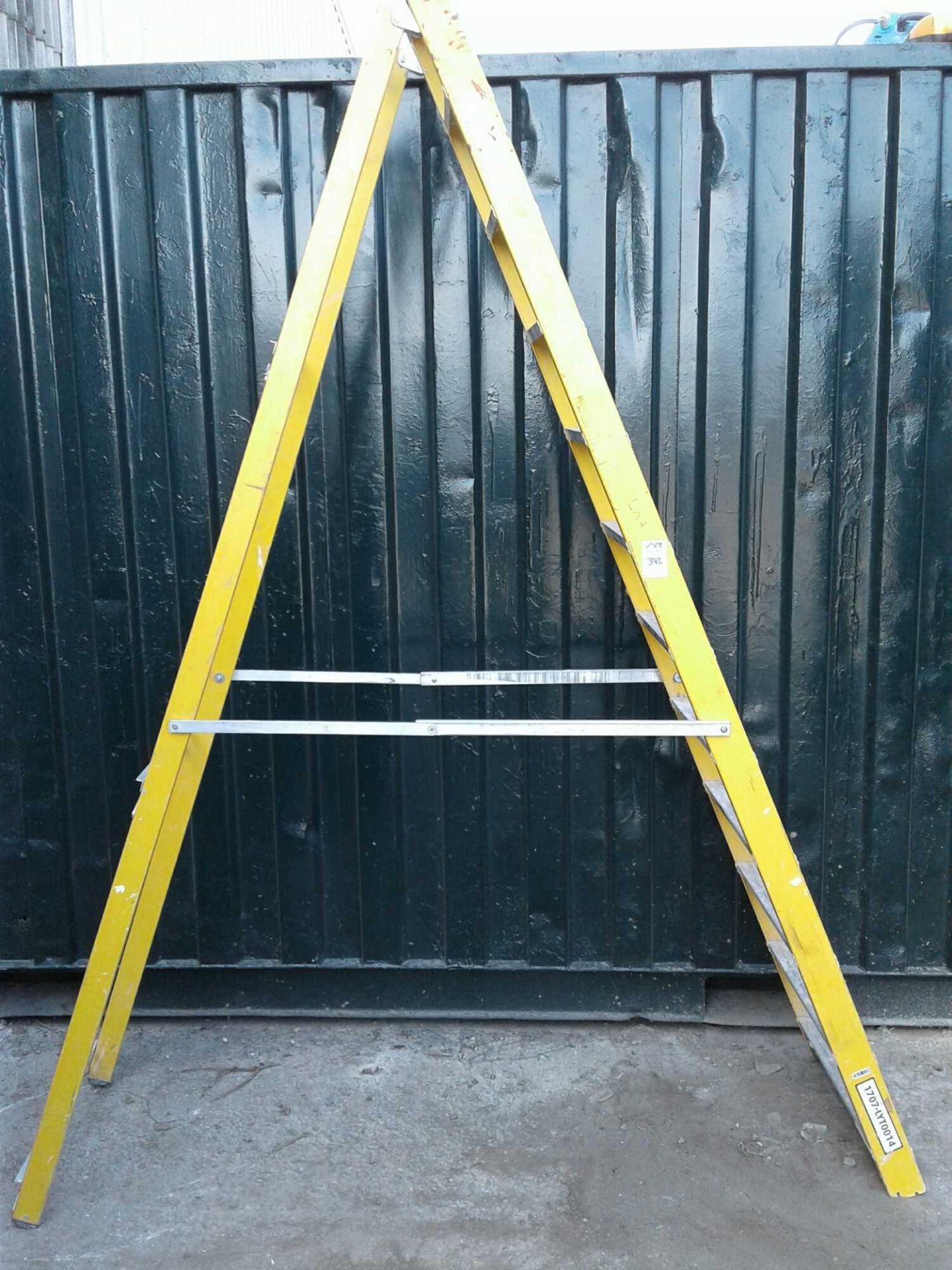 12 rung fibreglass step ladders
