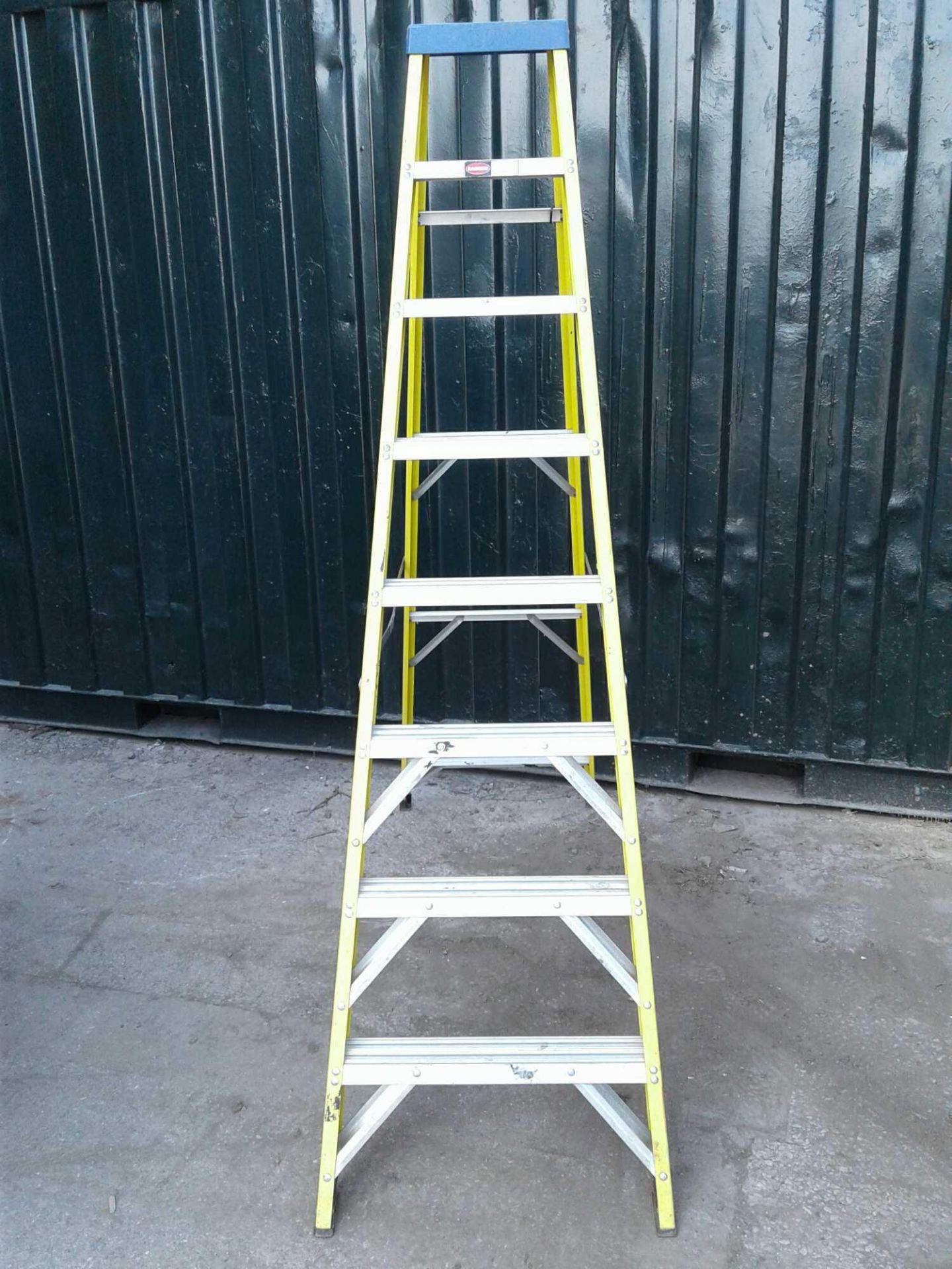8 tread fibreglass step ladders - Image 2 of 2