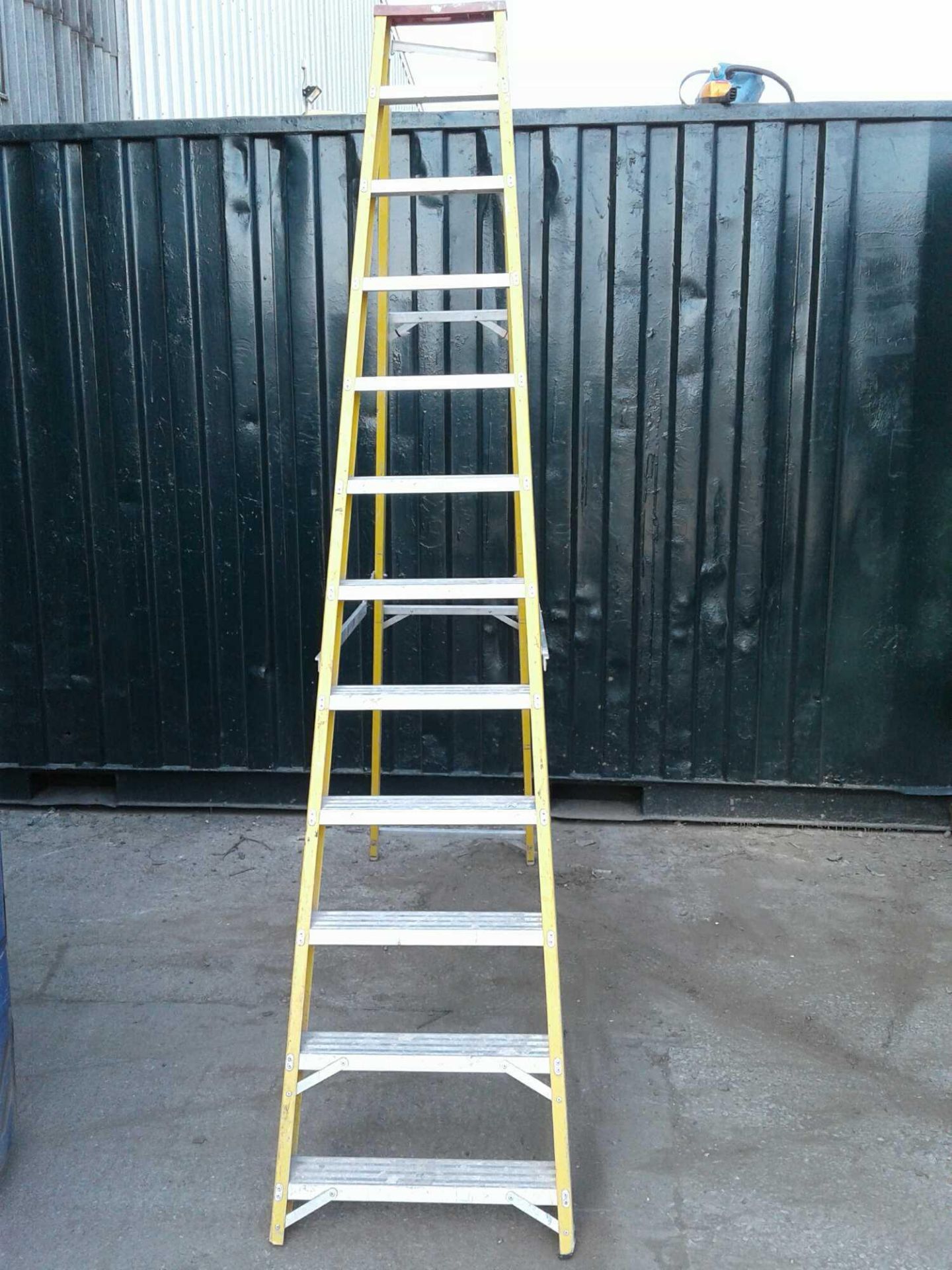 12 rung fibreglass step ladders - Image 2 of 2