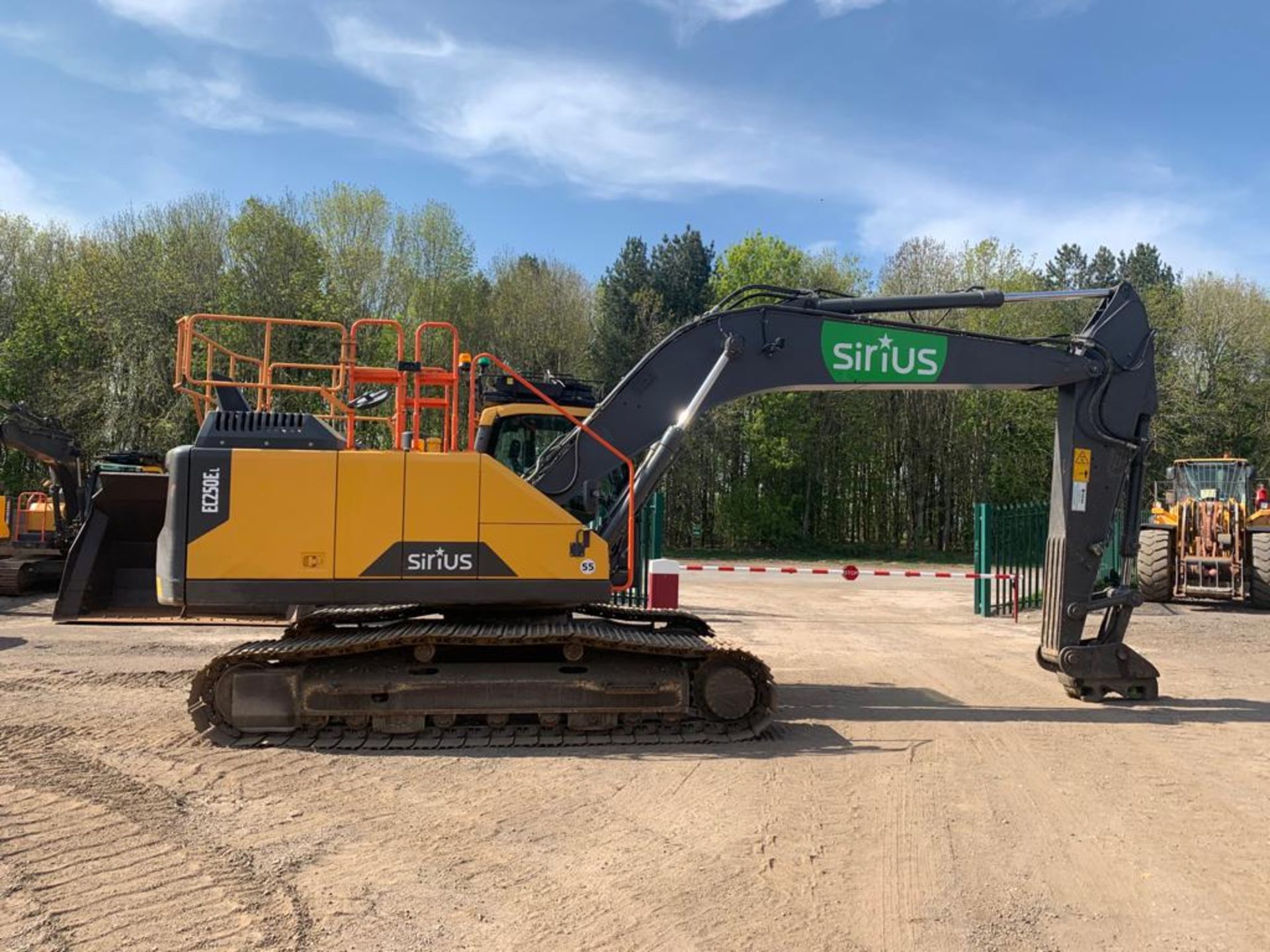 2016 Volvo EC250E Excavator - Image 2 of 17