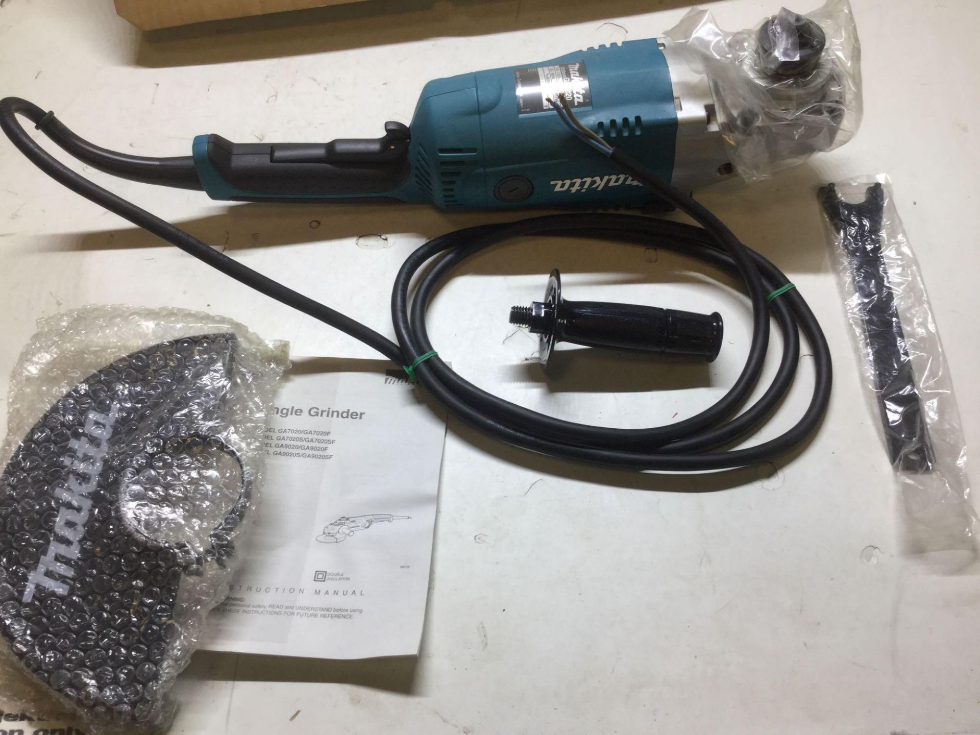 Makita GA9020 / 230mm Grinder 110v New in Box - Image 2 of 6