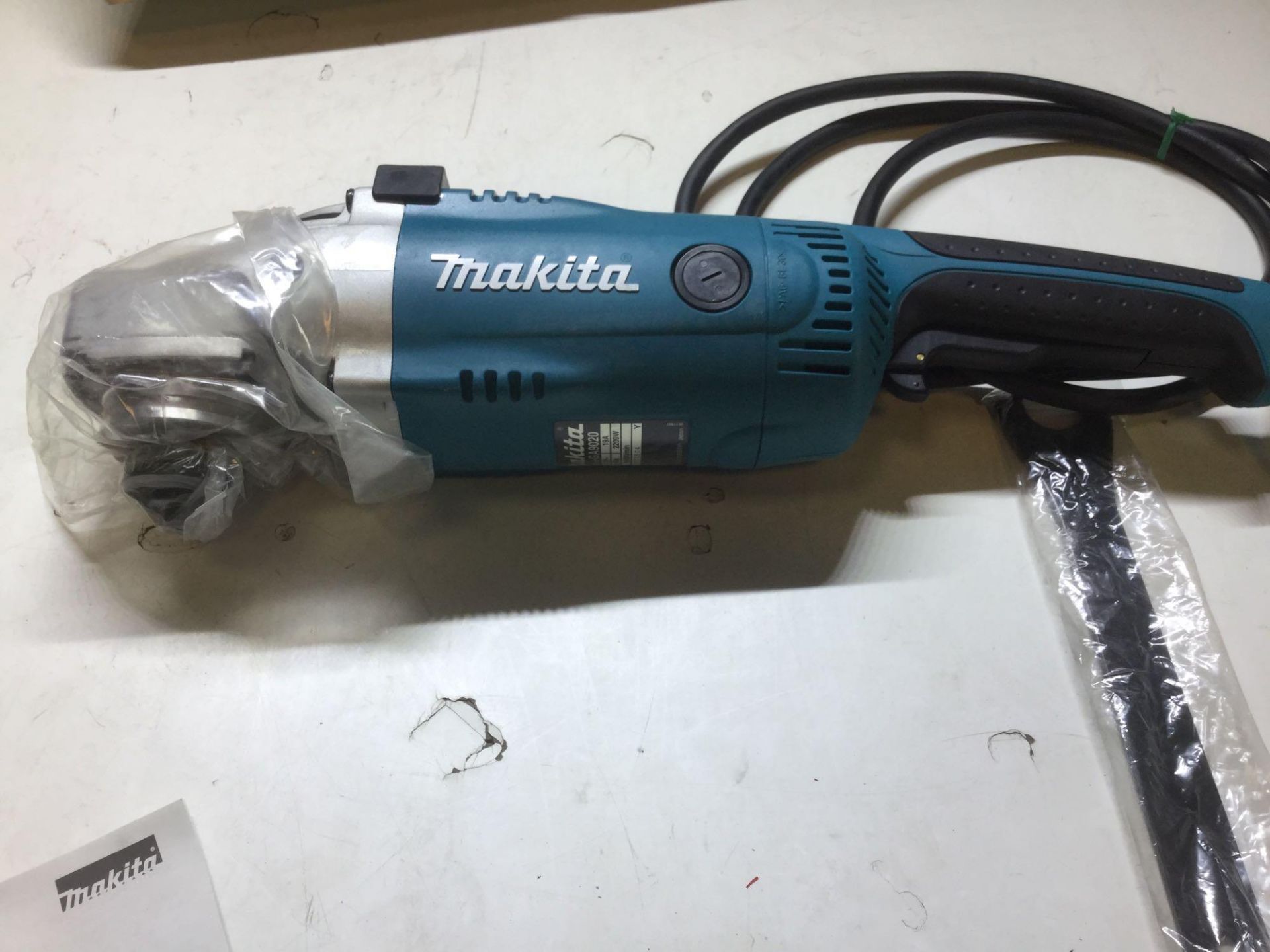 Makita GA9020 / 230mm Grinder 110v New in Box - Image 4 of 6