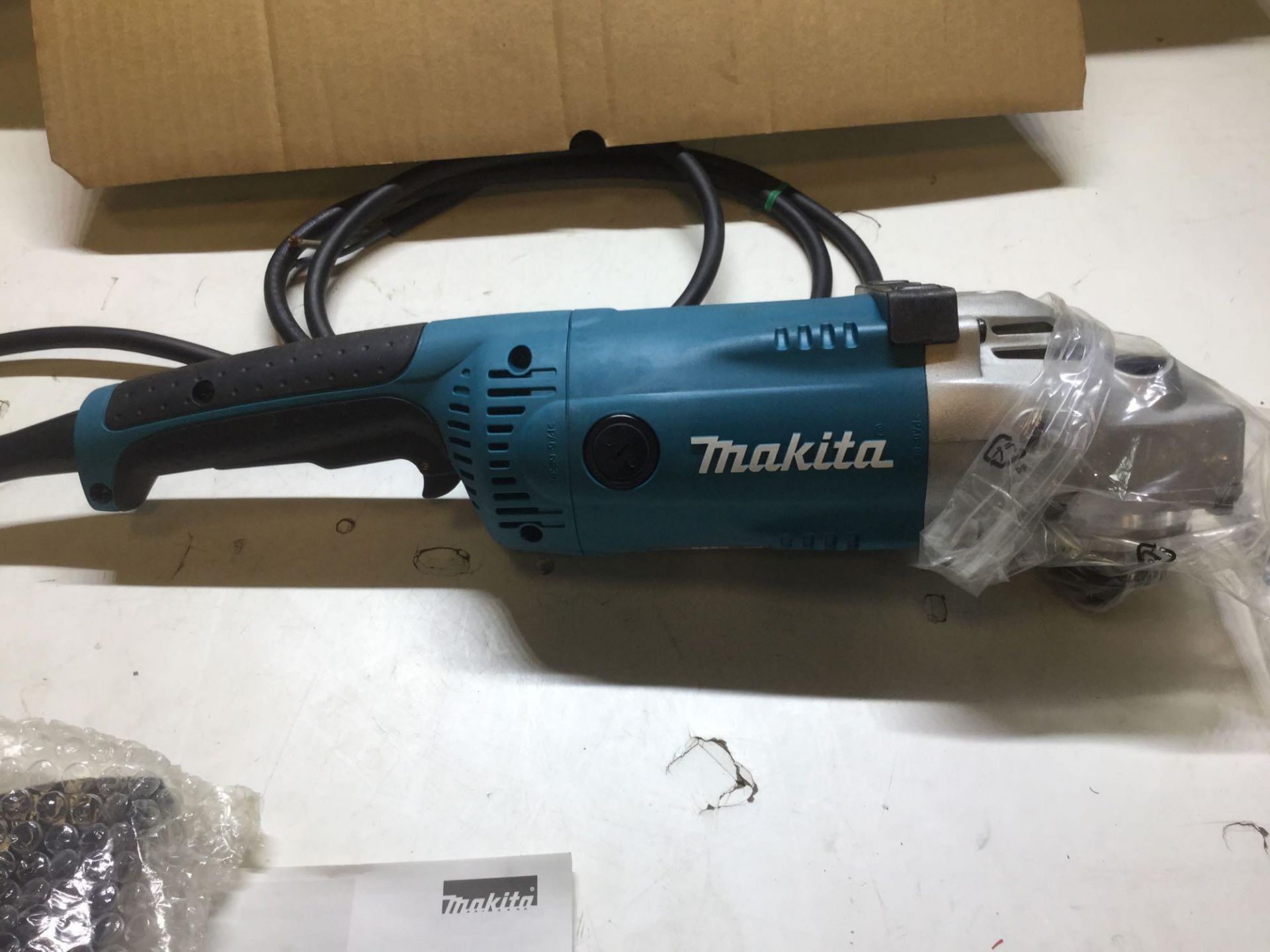 Makita GA9020 / 230mm Grinder 110v New in Box - Image 3 of 6