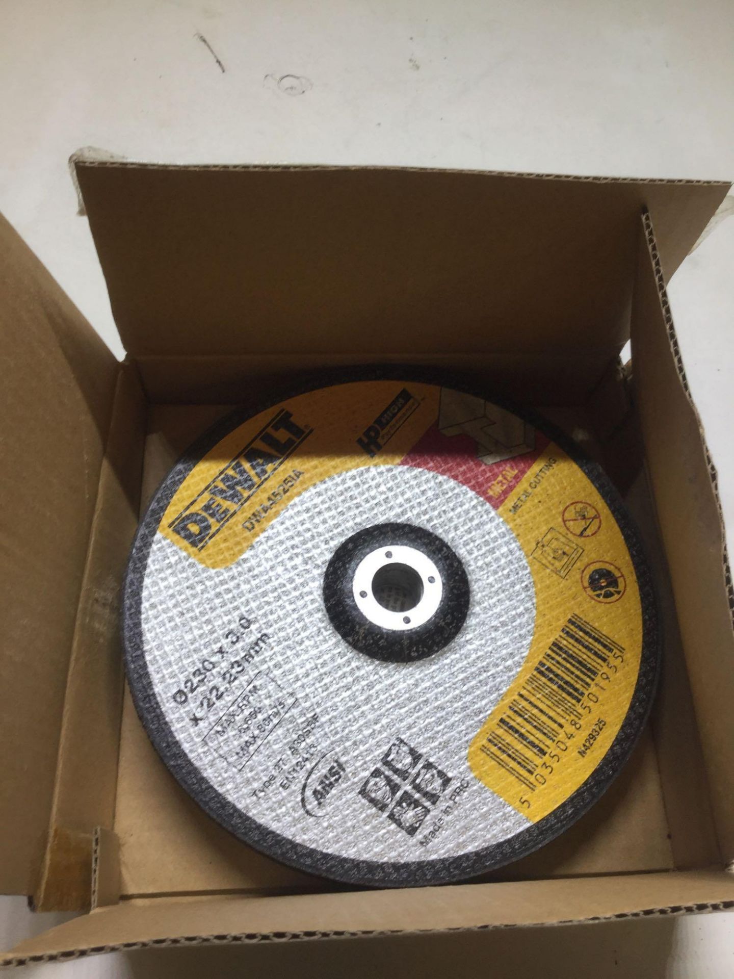 Dewalt 9â€ Metal Cutting Discs x10 per Box - Image 3 of 3